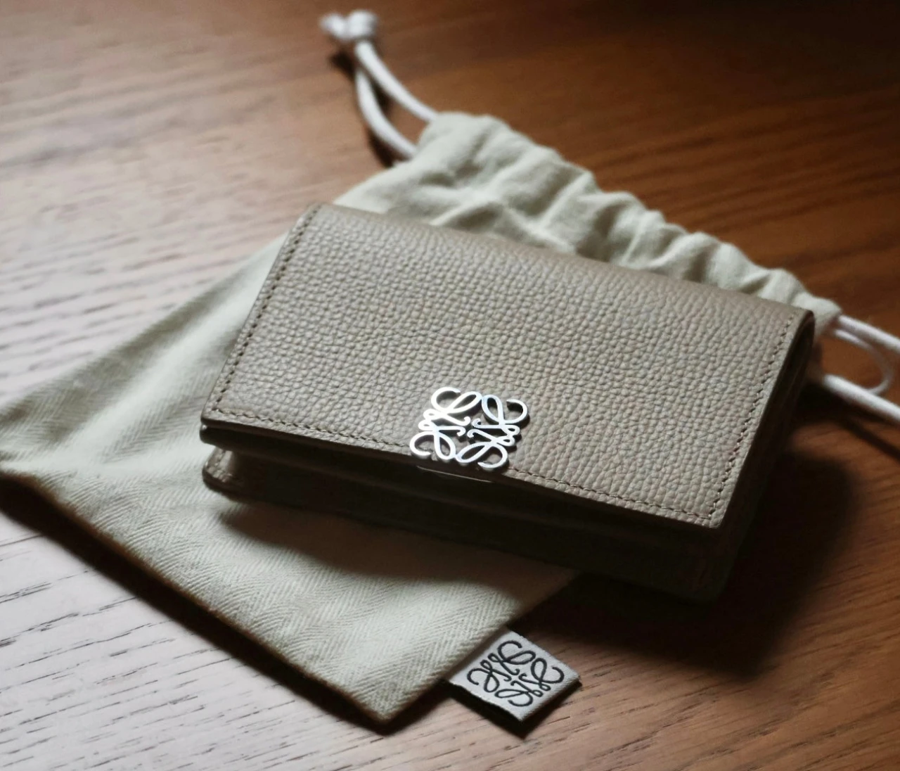 ボーナスで仕事の質を整える──後悔しないロエベの名刺入れ  