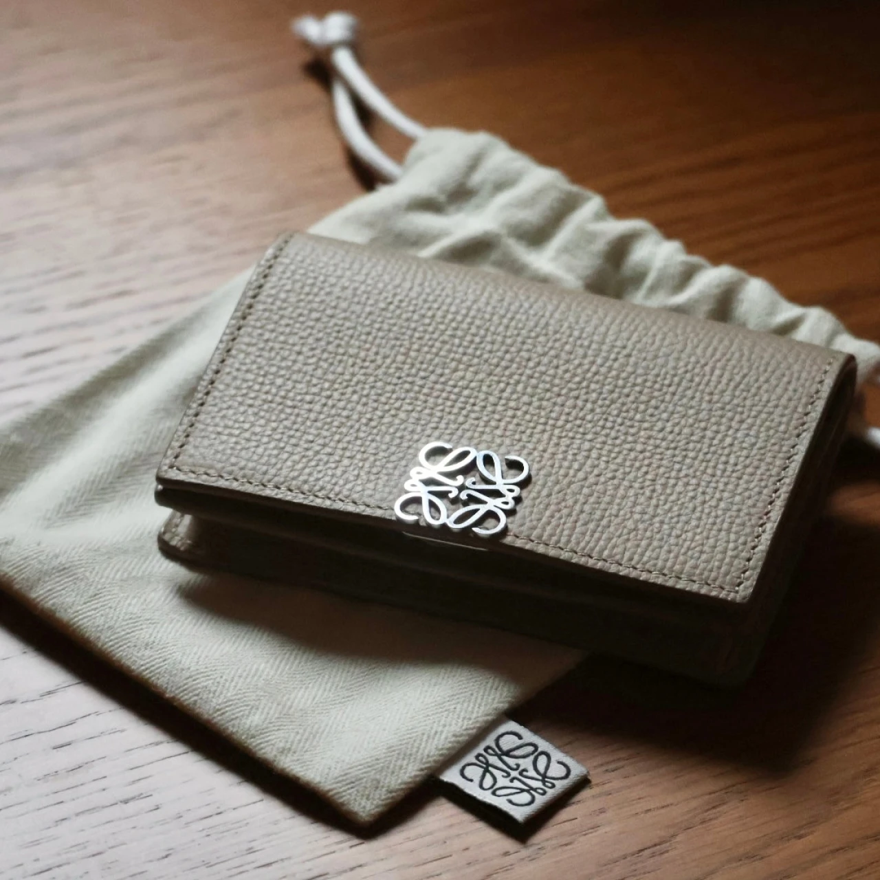 ボーナスで仕事の質を整える──後悔しないロエベの名刺入れ  