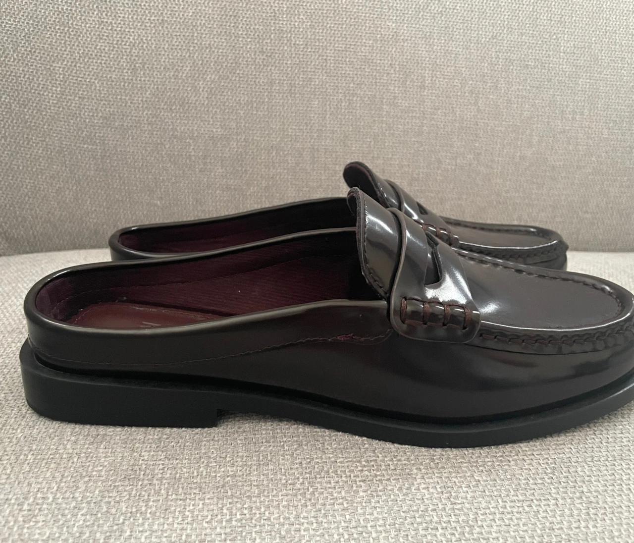 H&Mのローファーミュールがかわいい！秋コーデをランクアップさせるバーガンディカラー！