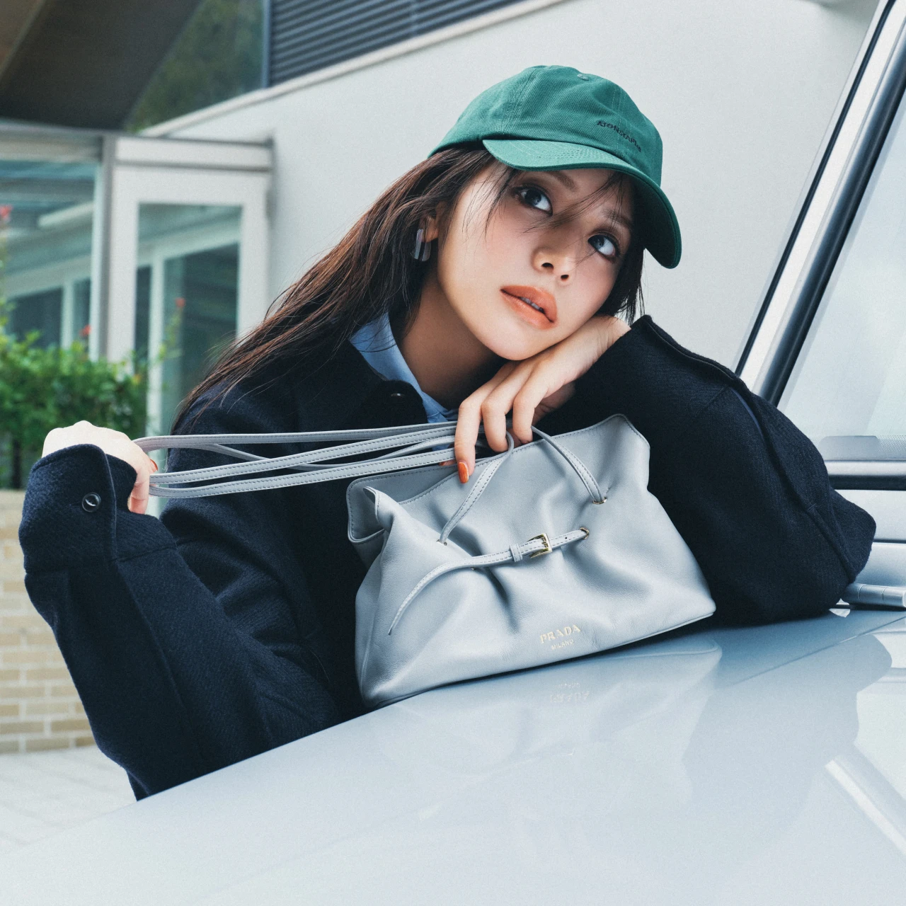 【PRADA(プラダ)】貴島明日香が選ぶ“一生もの”ミニバッグ。上品さが際立つ【おすすめハイブランドバッグ&小物7選】