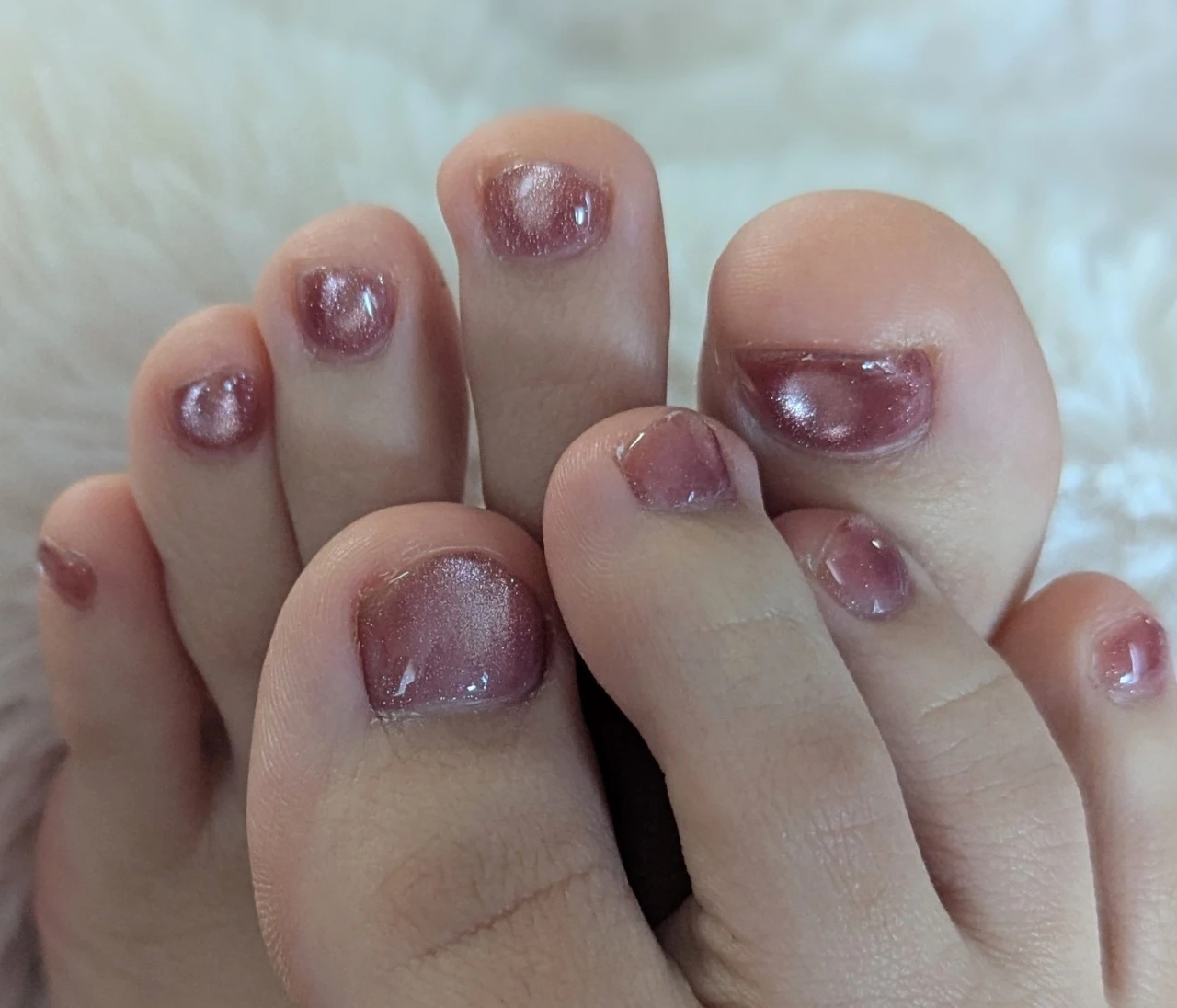 足元から夏を先取り。ちゅるん質感のニュアンスフットネイル