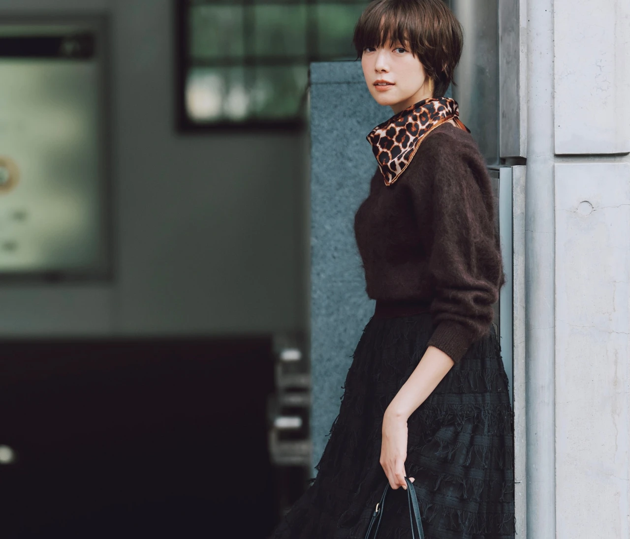 【2026旬のブラウンニットコーデ】大人レディに仕上げたい日はブラウン×黒のビター配色で【BAILA今日のコーデ】