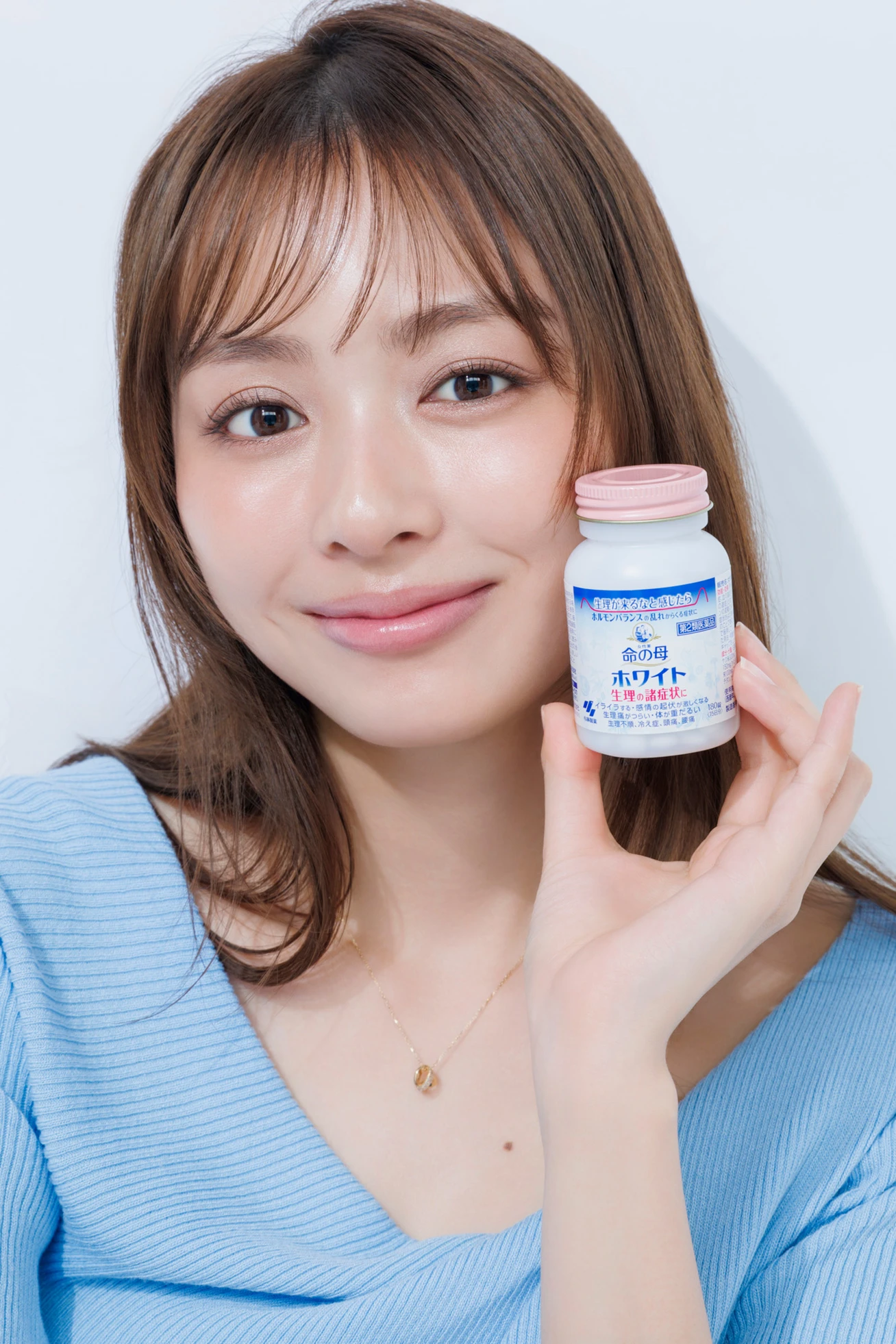 命の母ホワイトのボトルを持つ内田理央さん