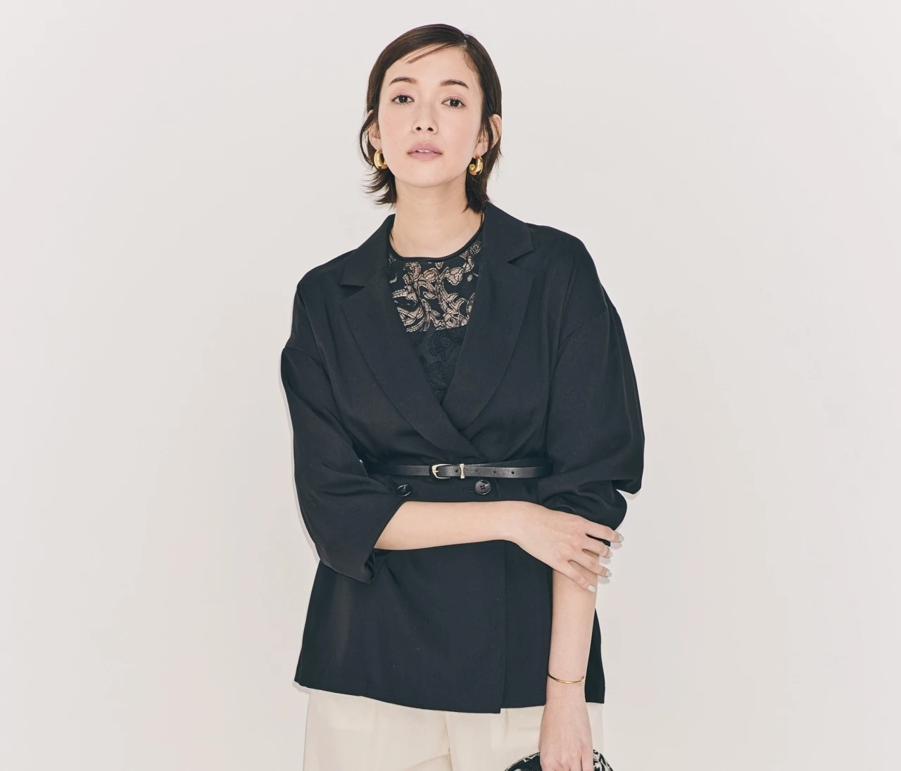 【ジャケットコーデ】薄軽素材＆ちょいロング丈でモードを意識【BAILA今日のコーデ】