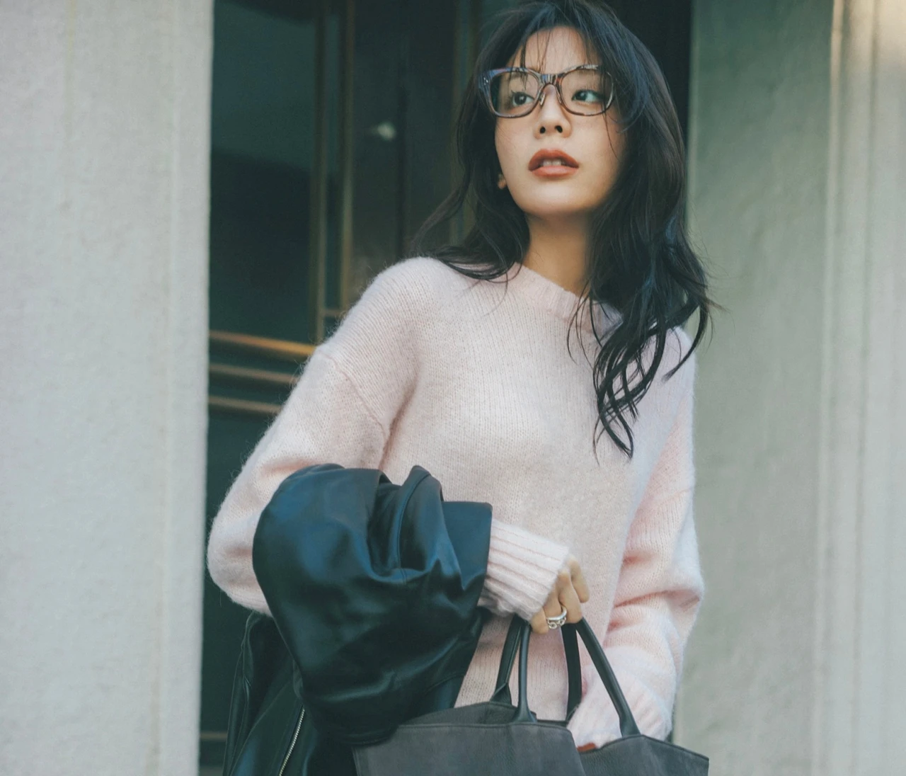 【顔映えニットコーデ】愛らしいピンクニットを相棒に新年をスタート【BAILA今日のコーデ】