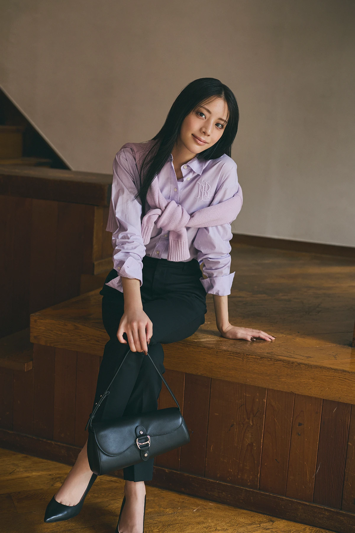 胸もとにロゴ刺しゅうを効かせたプレッピーなシャツ+パンツスタイル