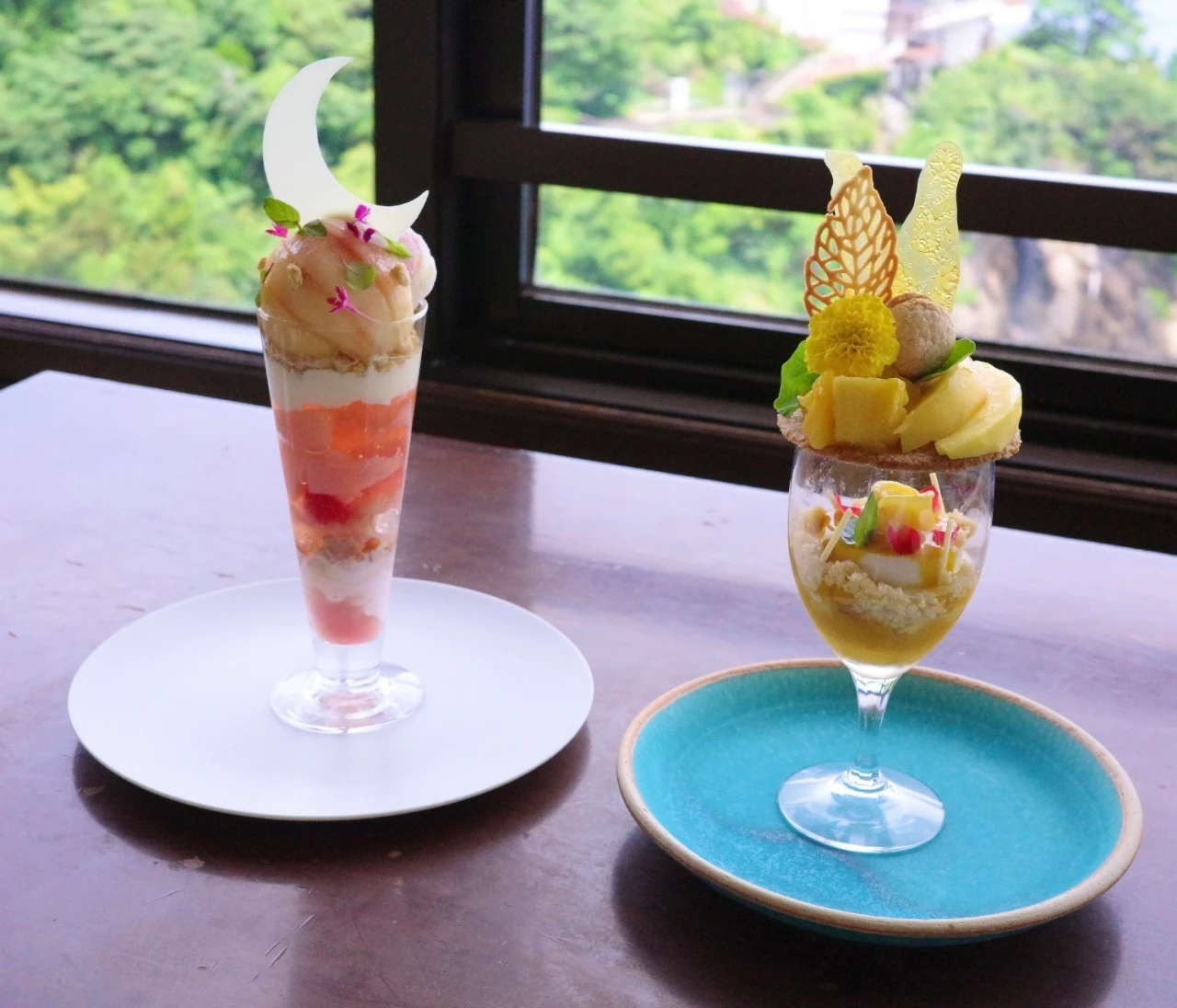 【熱海】食べ歩きよりゆっくり派へ。海沿い絶景カフェで味わう夏限定・白桃パフェ＜大人の週末旅＞