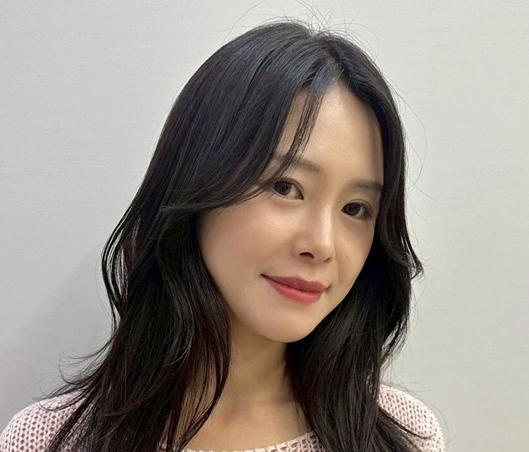 【ミディアム・30代大人の髪型】秋のトレンドへア・くびれレイヤー