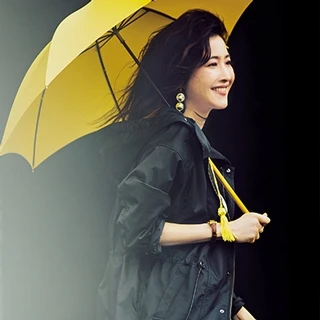 雨の日の通勤は「マウンテンパーカ」で旬のスポーティMIXに！