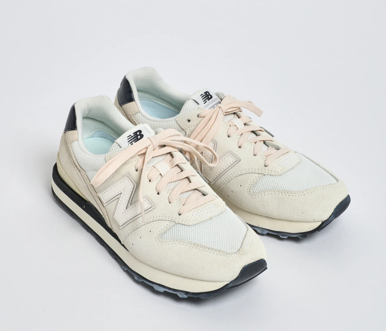 【ニューバランス　プレスが解説】通勤スニーカーは淡色にブラックを効かせたWL996Tがおすすめ【きれいめ派の通勤・休日スニーカー】