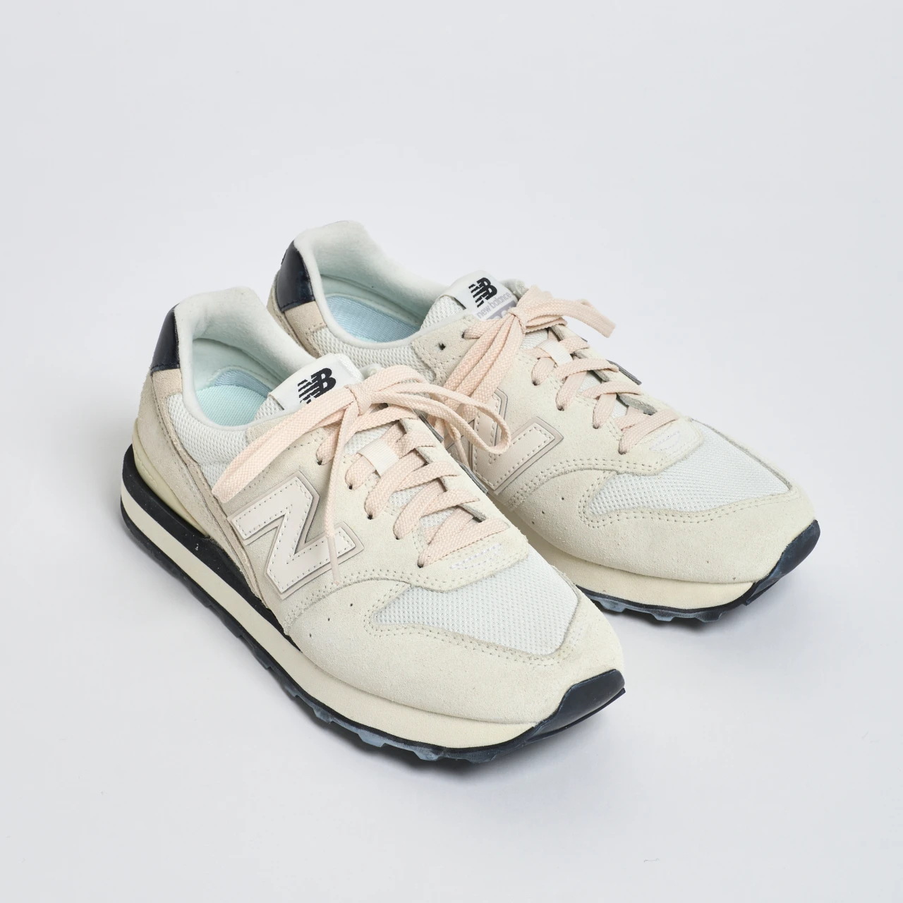 【ニューバランス プレスが解説】通勤スニーカーは淡色にブラックを効かせたWL996Tがおすすめ【きれいめ派の通勤・休日スニーカー】