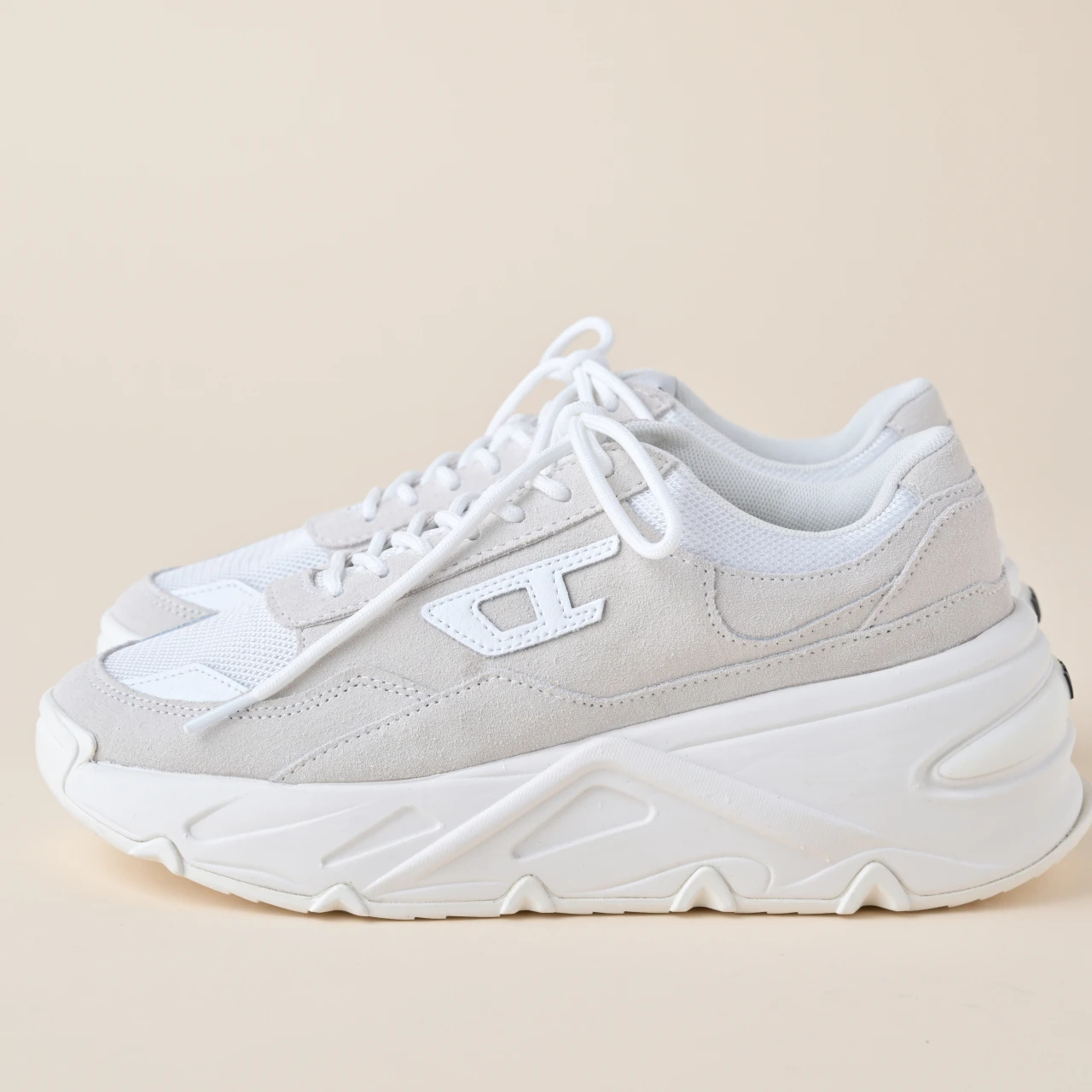 【スタイリスト厳選！DIESEL（ディーゼル） 白スニーカー】着用レビューも！ SAVANNAHは、洒落見えが叶うスタイリッシュなデザイン 「きれいめ服に似合う白スニーカー vol.94」