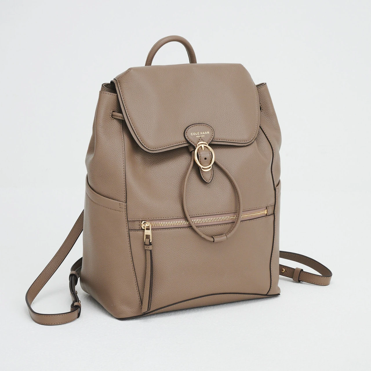 ジャケットスタイルに映える「コール ハーン」のレザーリュック【優秀通勤リュック】