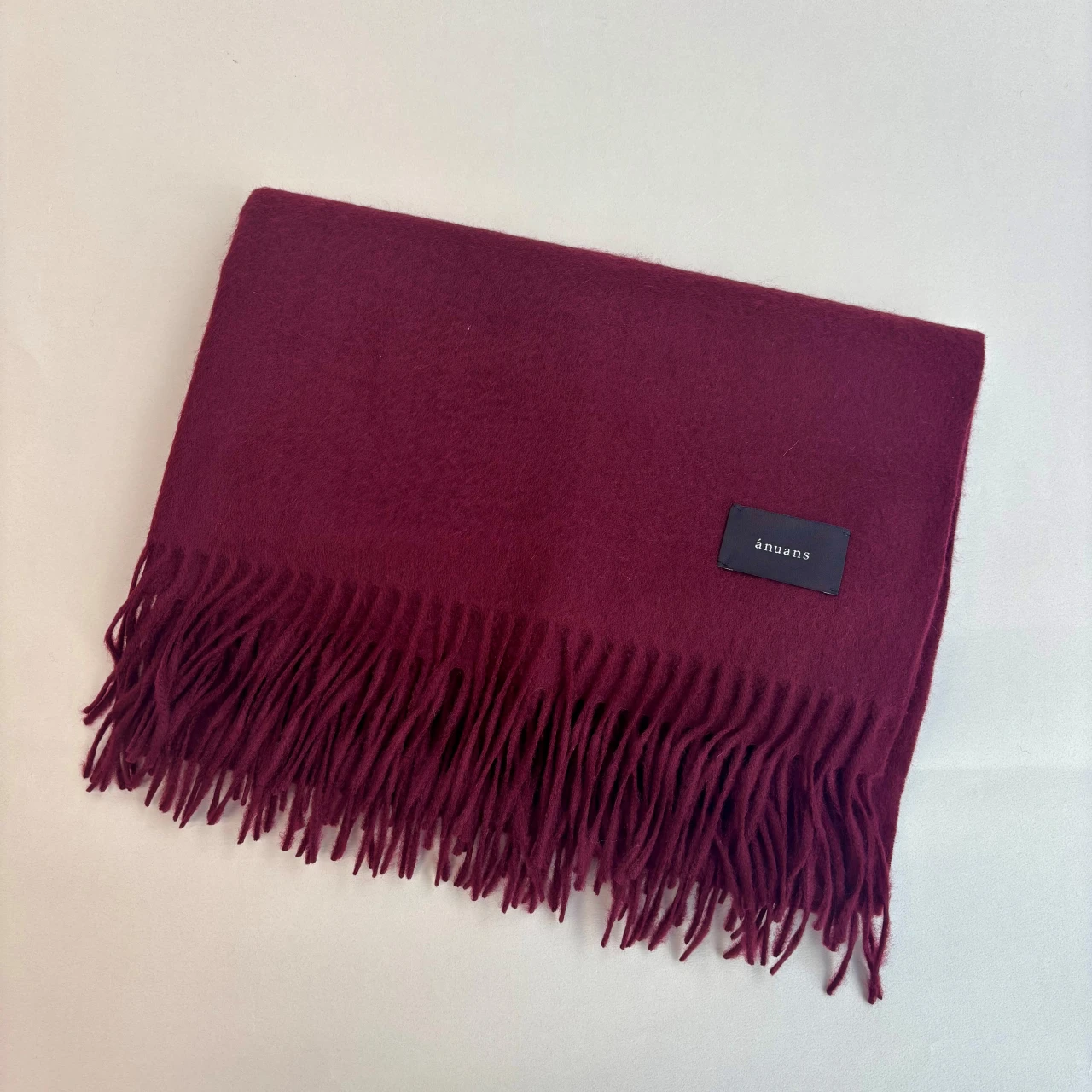 2本目のマフラーとして買い足し！ ひとたび巻けば”いいウォンナ感”が出る「ánuans(アニュアンス)」のボルドーストール【エディターズピック】