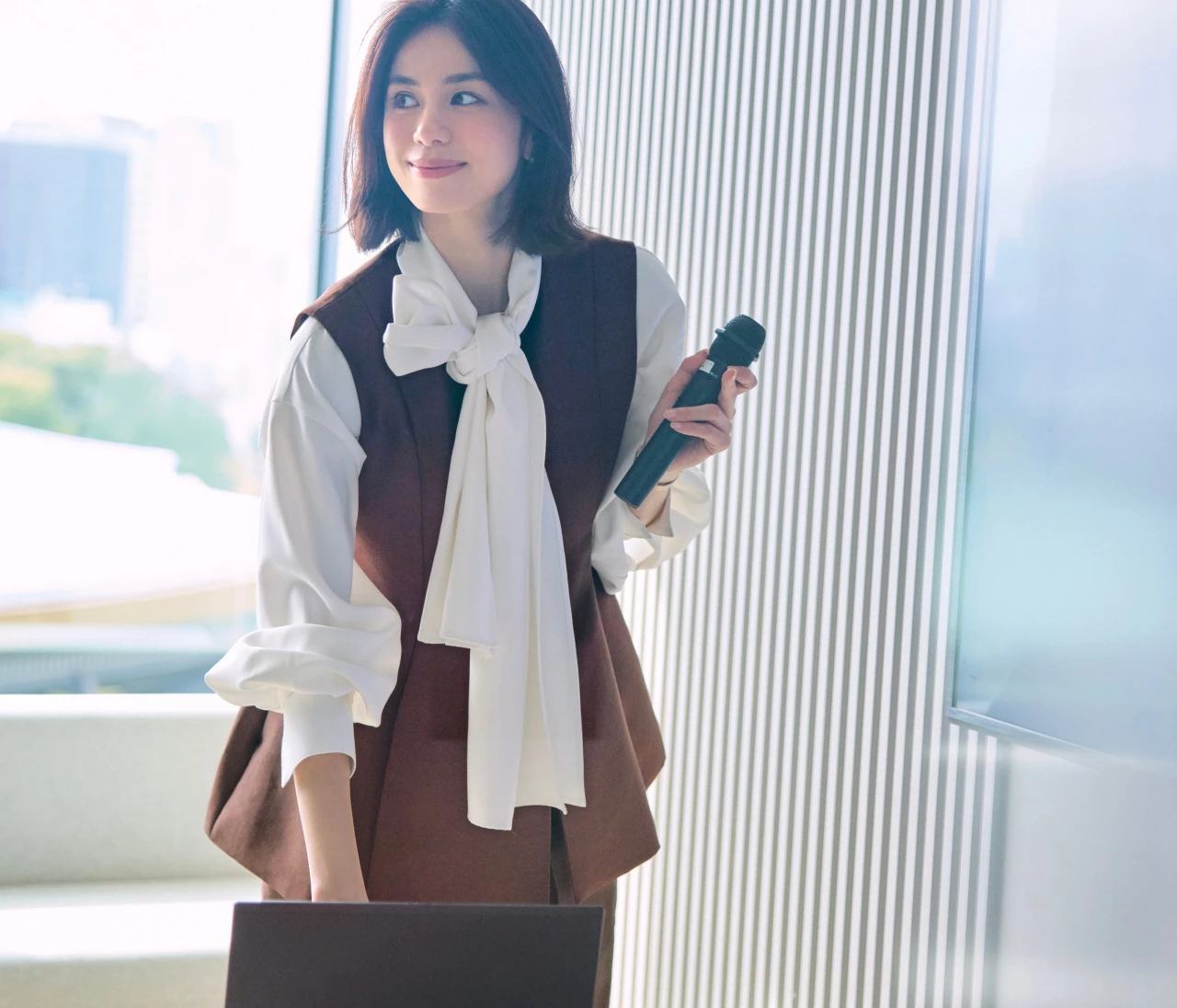 【ブラウスコーデ】軽やかな華やかさをくれるあえての“大きな”ボウタイ【BAILA今日のコーデ】