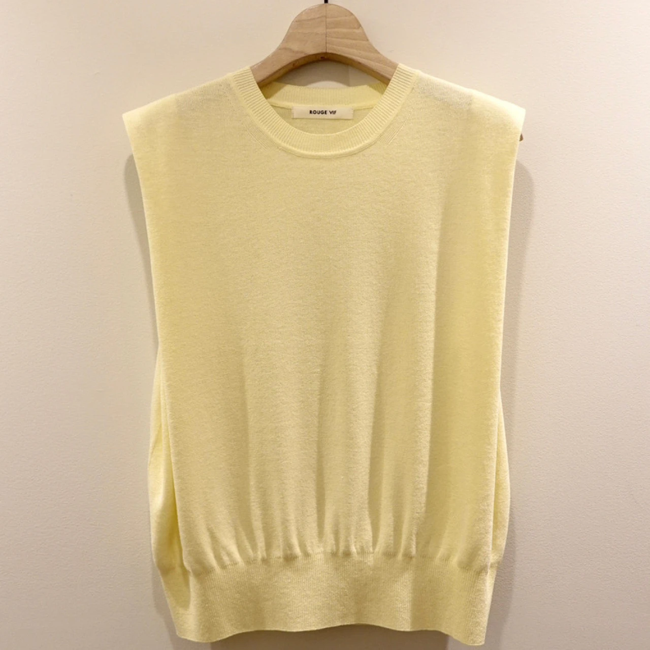 優しげイエロー♡ 「ルージュ・ヴィフ ラクレ」のノースリニット/週末目前、今日どうする?な金曜日【BAILAエディターが選ぶ 優秀通勤ワードローブvol.90】