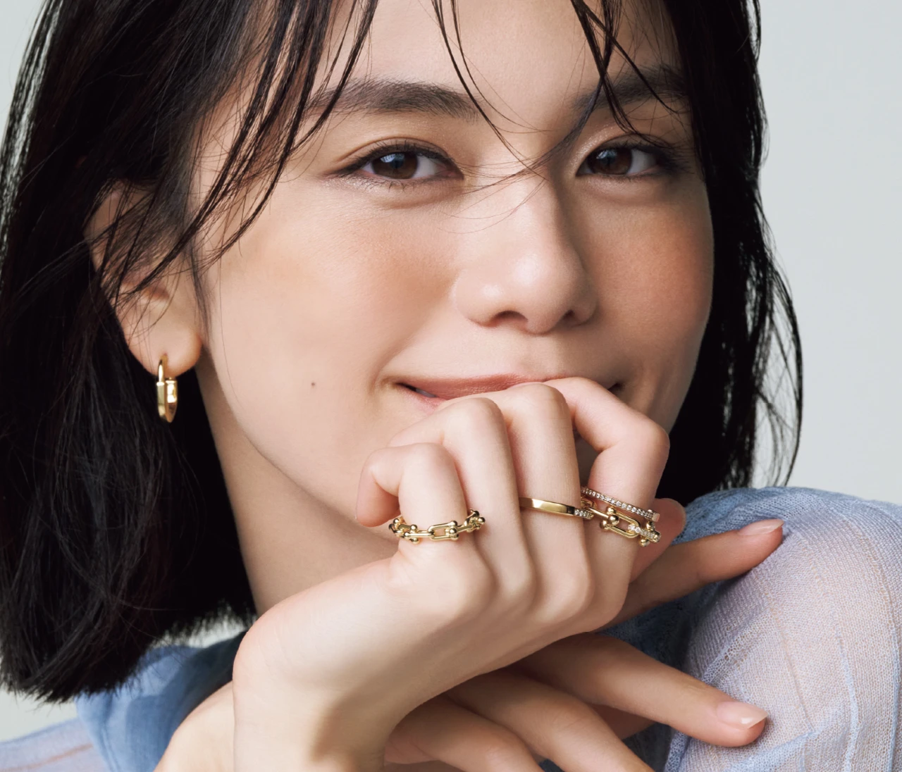 【ティファニー】チェーンモチーフのリングを主役にした奥行きのあるレイヤードスタイルが旬