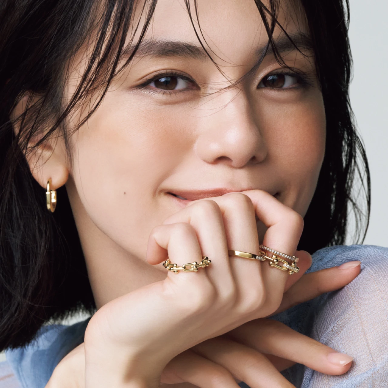 【ティファニー】チェーンモチーフのリングを主役にした奥行きのあるレイヤードスタイルが旬
