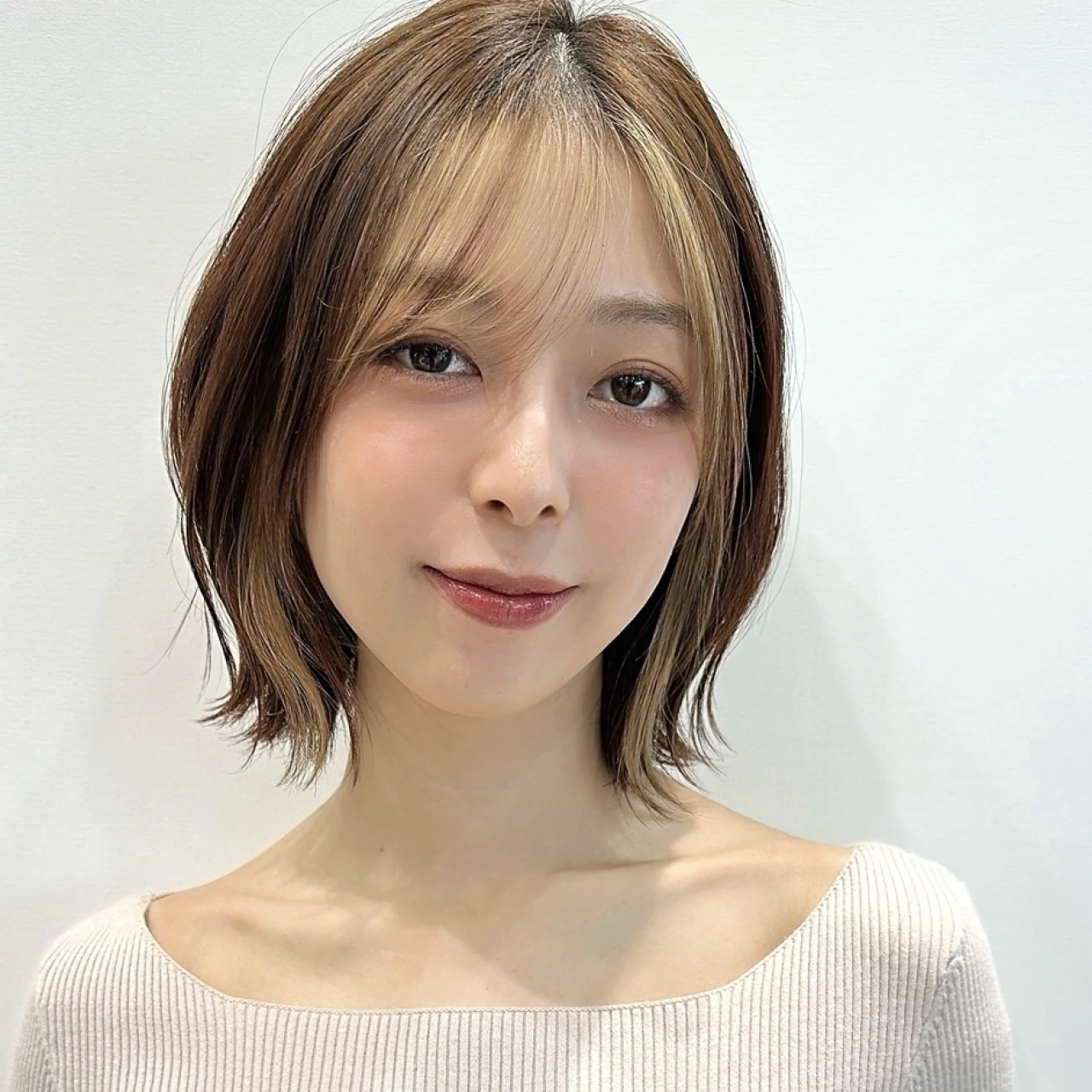 【2026春】オフィスで浮かない上品ボブ大洒落見えを！外ハネボブをご紹介