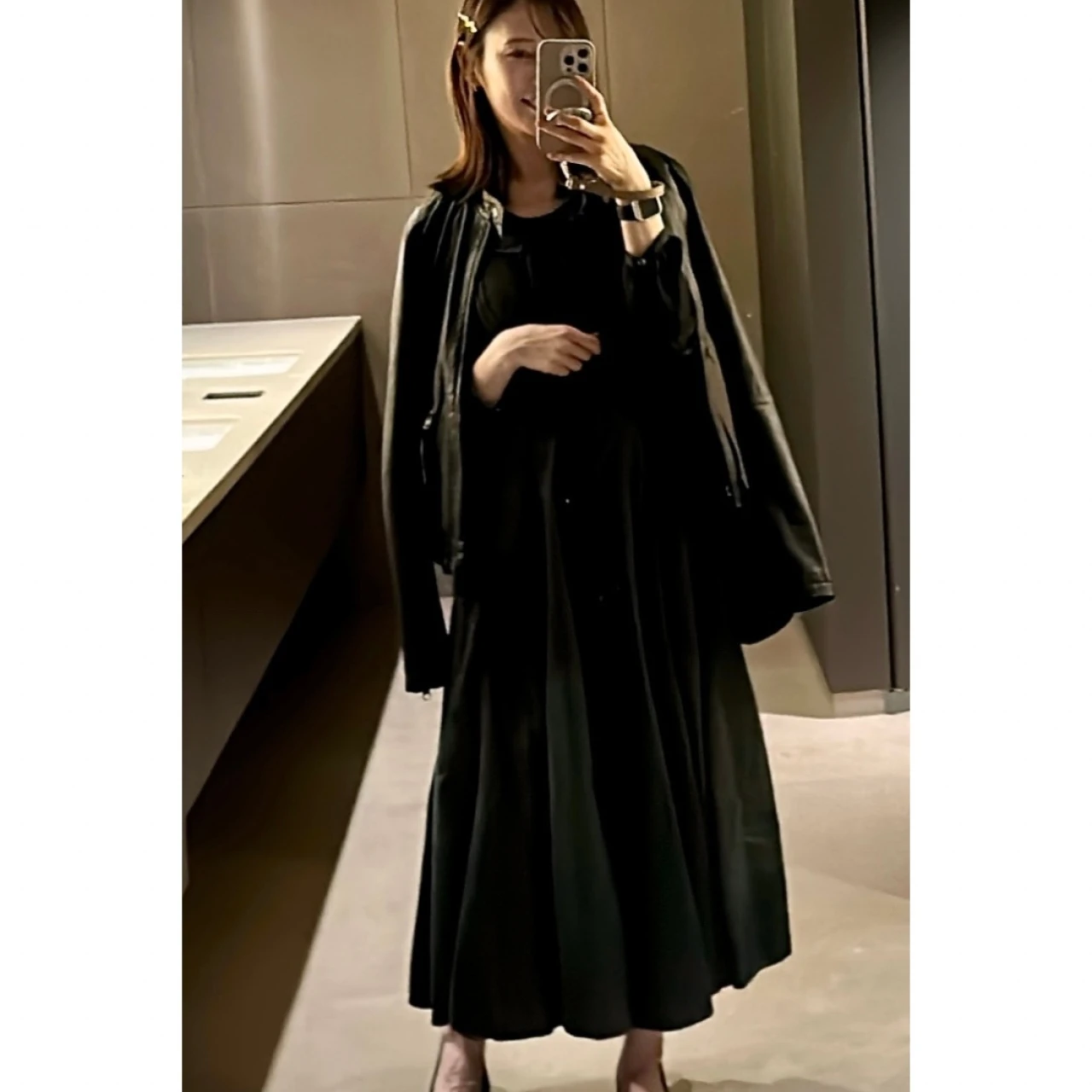 高身長さんにおすすめなデニムワンピをレザージャケットと合わせて辛口フェミニンに！