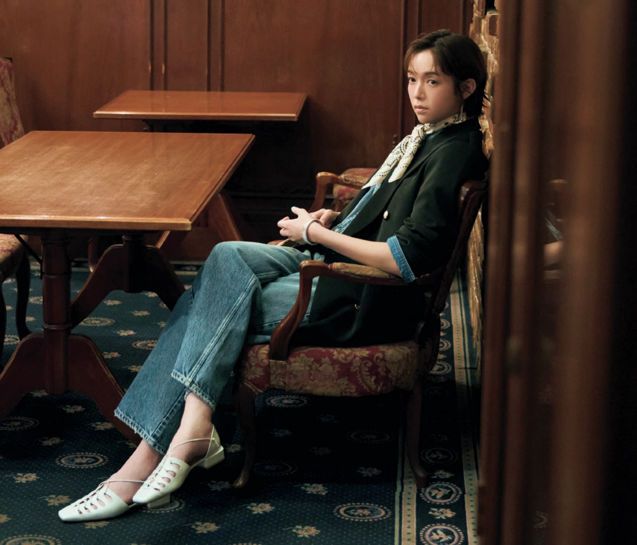 デニムパンツスタイルが垢抜ける！ 白レザーシューズで春の休日コーデを格上げ