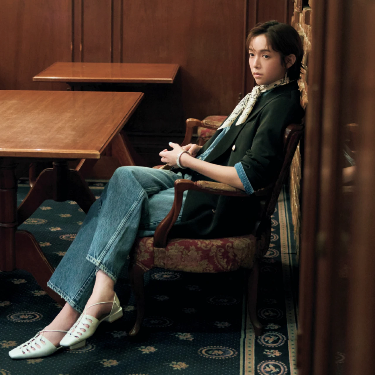 デニムパンツスタイルが垢抜ける！ 白レザーシューズで春の休日コーデを格上げ