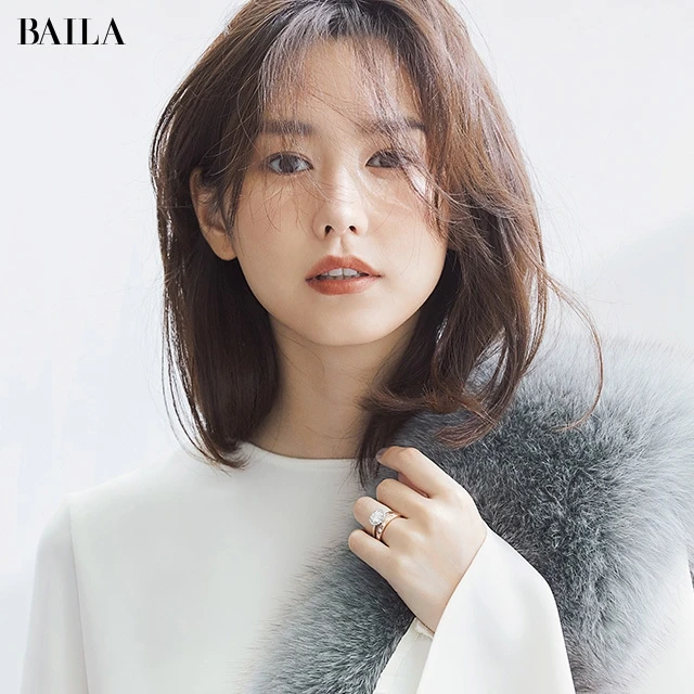 【エンゲージ&マリッジリング】白と桐谷美玲がまとう指先の幸せ