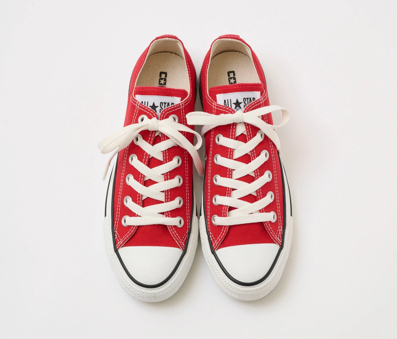 【コンバース】はき心地がUPしたオールスターの赤を年末年始のお出かけに! スニーカーの選び方も【きれいめ派の通勤・休日スニーカー】