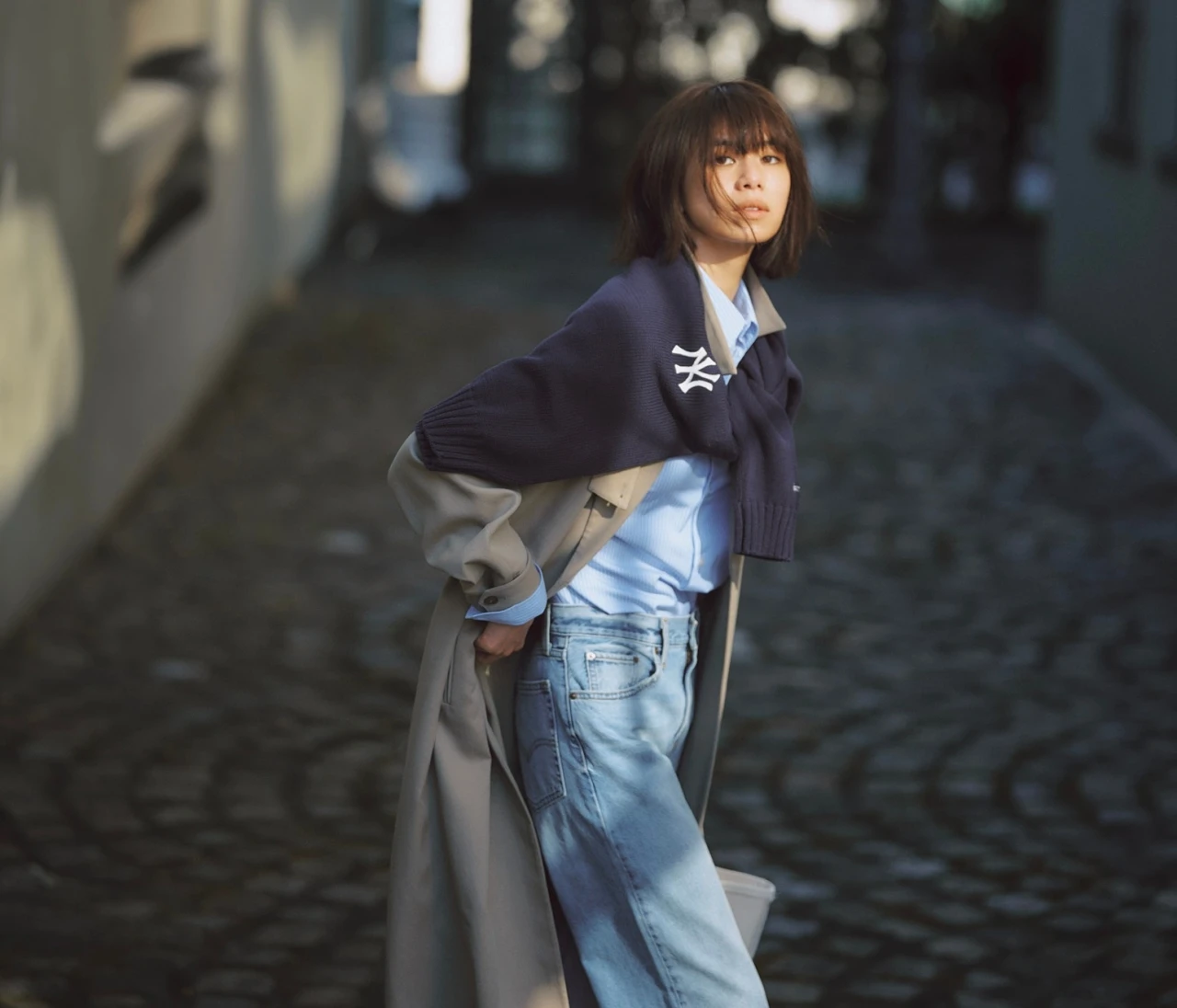 【トレンチ×デニムコーデ】コートの上から巻いたニットが洗練のカギに【BAILA今日のコーデ】