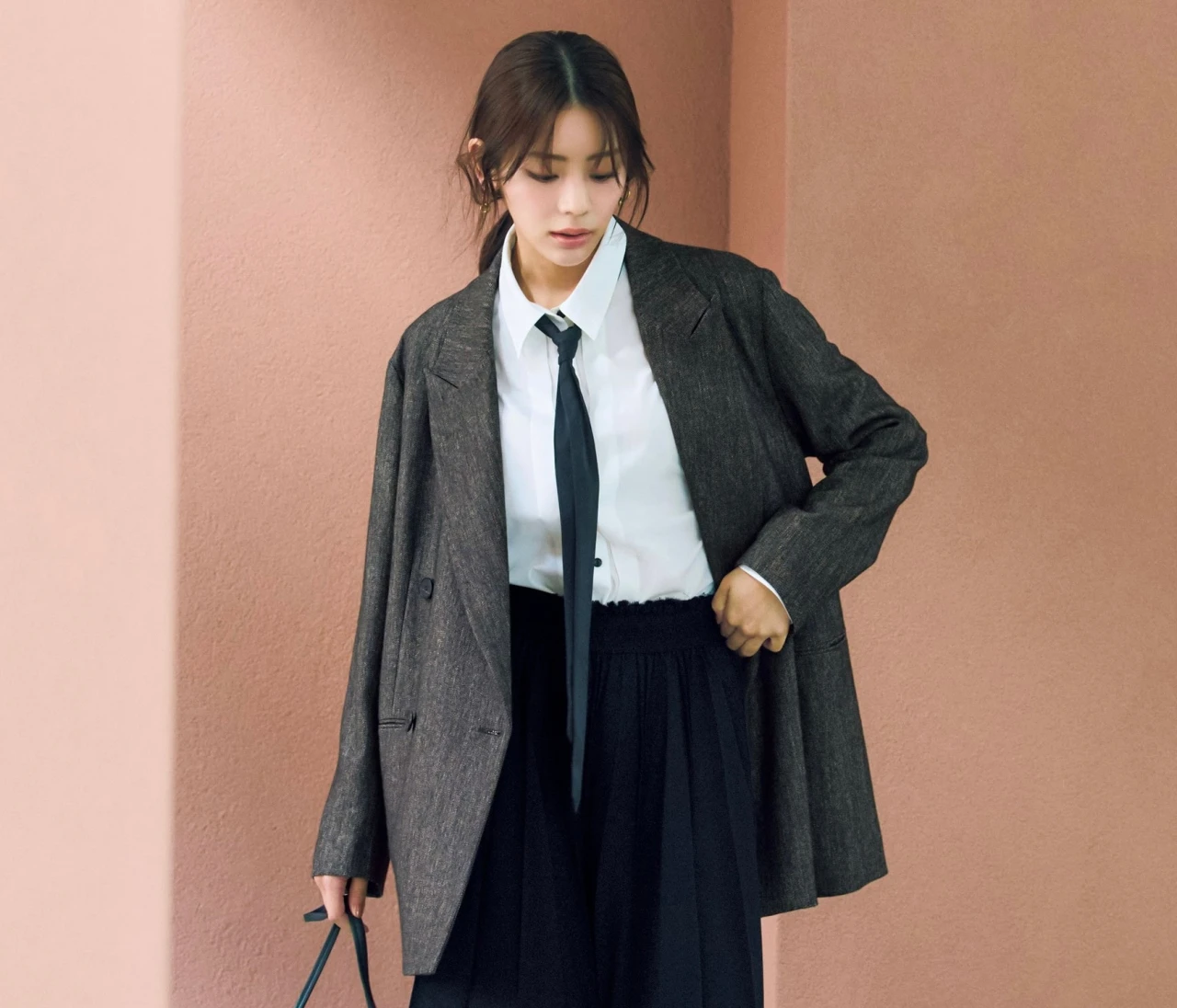 予想最高気温30℃/デニムのような風合いのジャケットで通勤コーデにひとひねり【BAILA今日のコーデ】