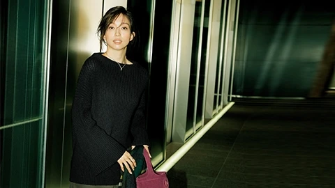 【黒ニット×ストレートスカート】でキレのいい憧れOLへ