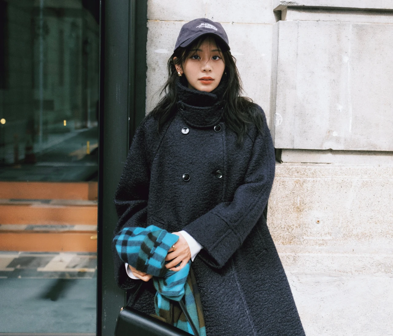 【コートコーデ】クラシックなたたずまいのコートは小物で外して甘さを引き算【BAILA今日のコーデ】