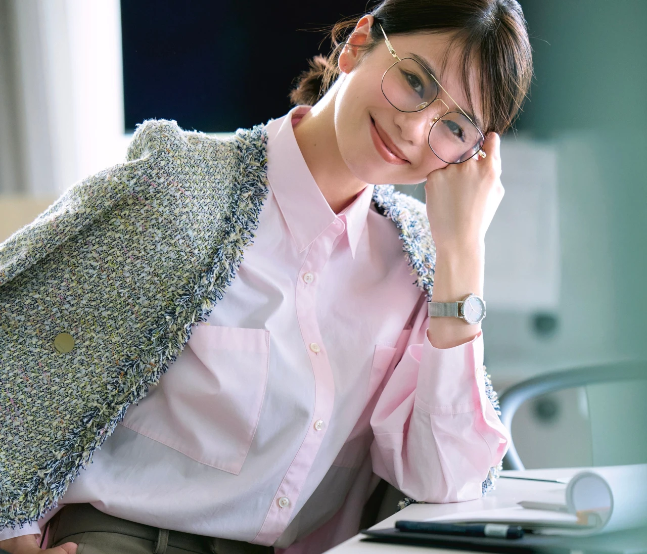 【きれい色シャツコーデ】ピンクのシャツで通勤スタイルに可愛げを【BAILA今日のコーデ】