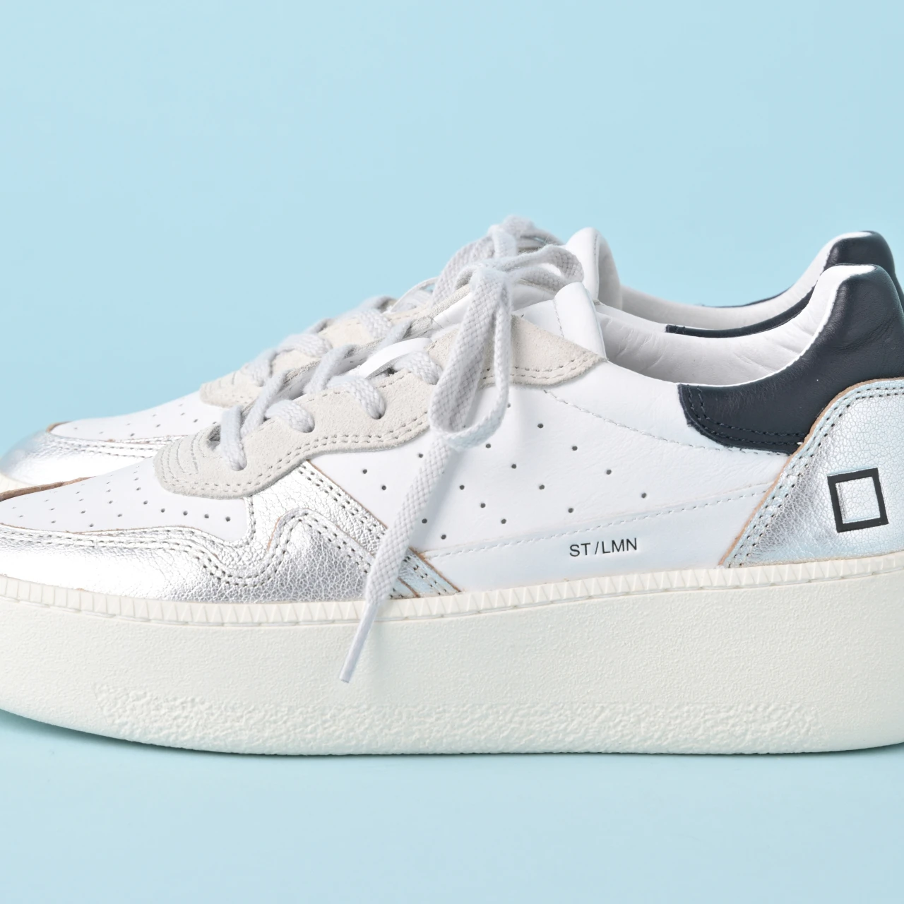 【デイト 白スニーカー】着用レビューも! STEP LAMINATEDは、スタイリッシュな配色&厚底で今っぽさ満点「きれいめ服に似合う白スニーカー vol.54」