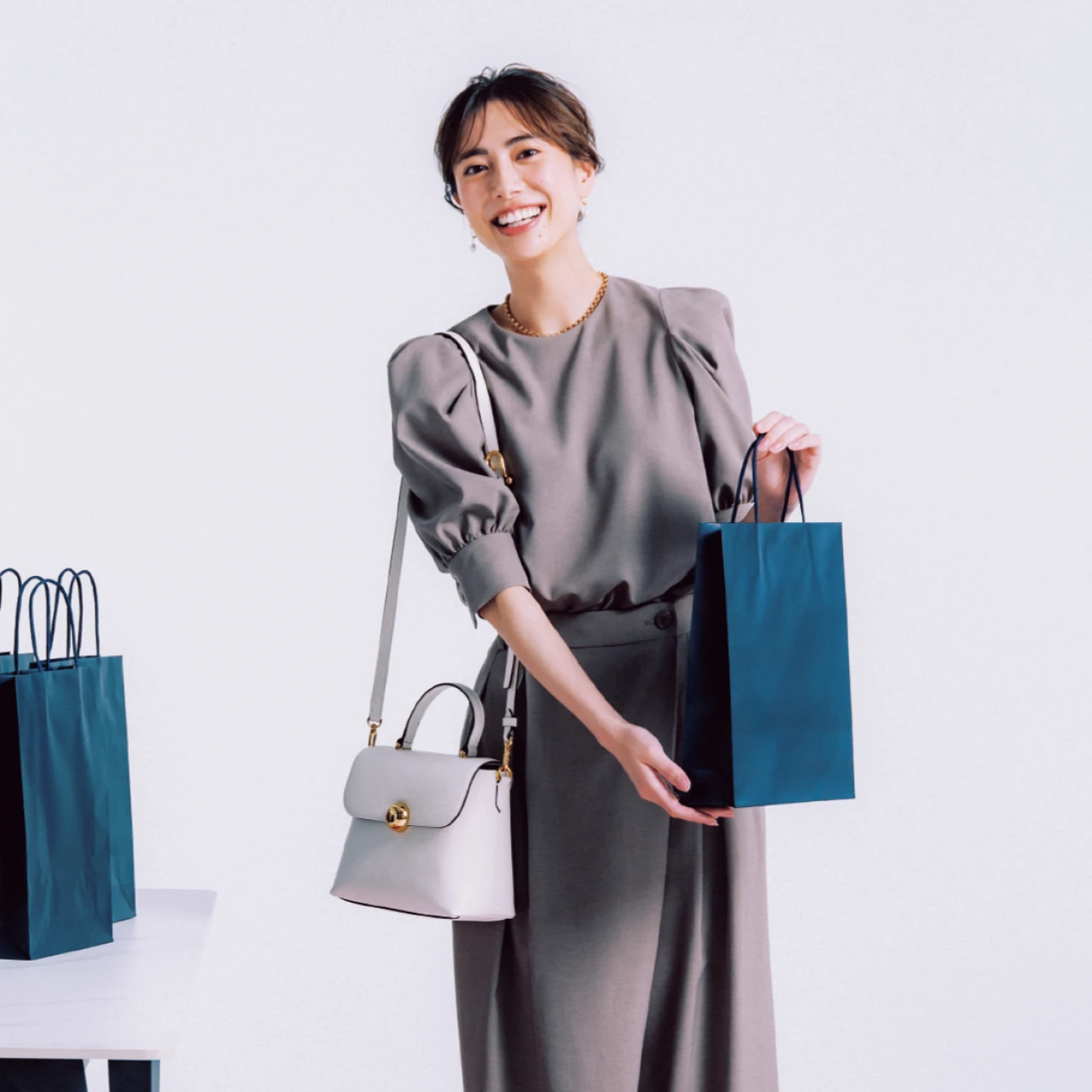 【登壇服とは?】登壇服のワザありコーデで“できるリーダー”感がアップ!!おすすめコーデ3選