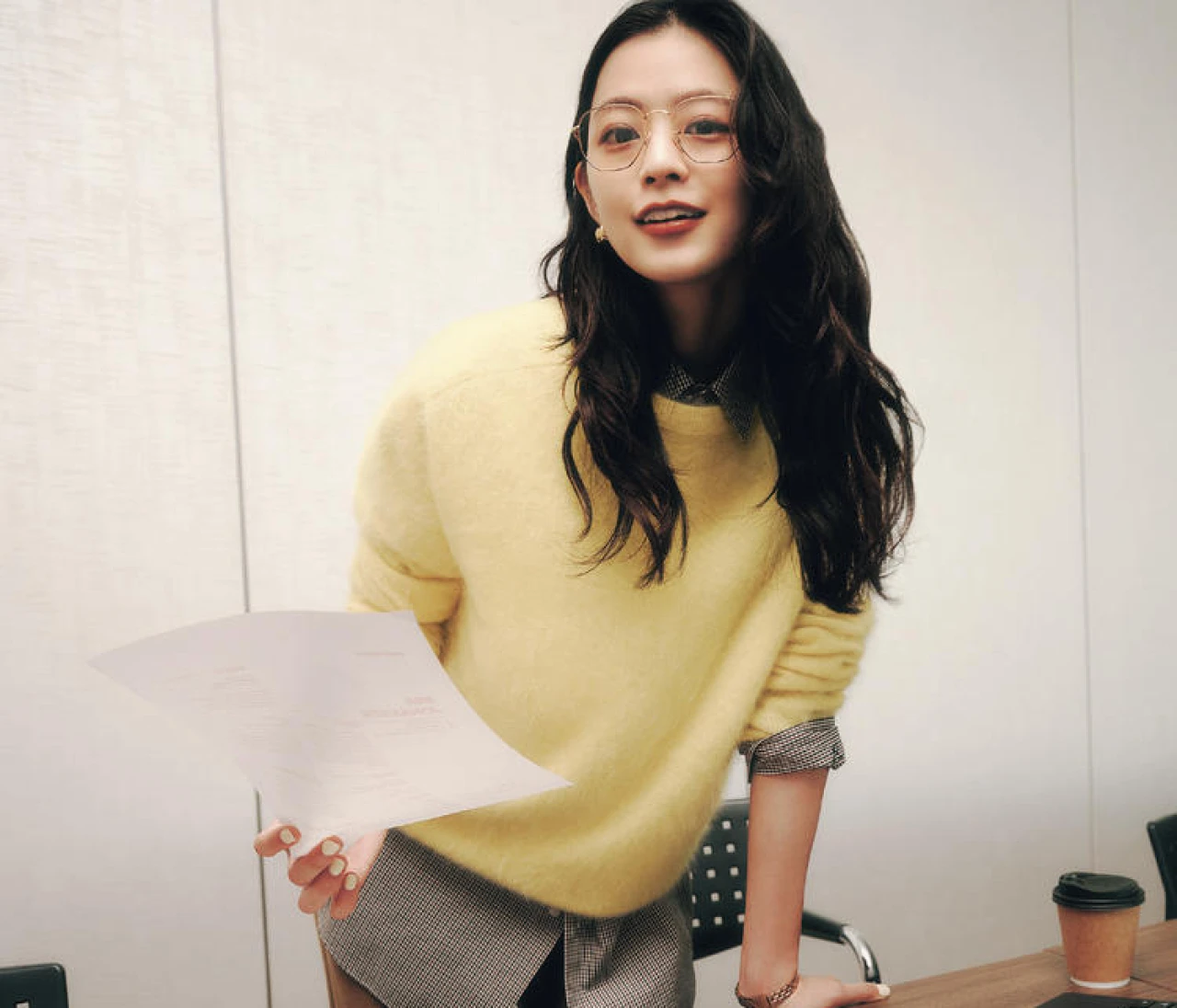 昼の会議にも夜の忘年会にもしっくりくる！「堅いシャツ×柔らかいニット」3コーデ