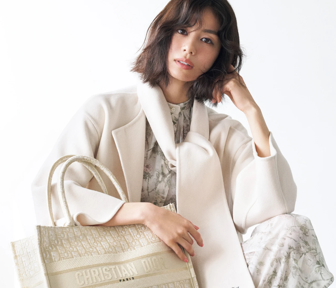 【ディオール】2025年最新ホリデーコレクション！アイコンバッグ、ラッキーモチーフの財布とジュエリー、スカーフで冬を彩って