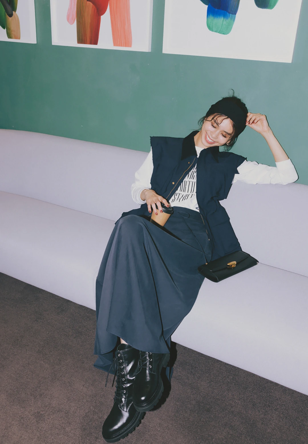 サテンスカートとスポーティなベストを調和させた高感度カジュアル