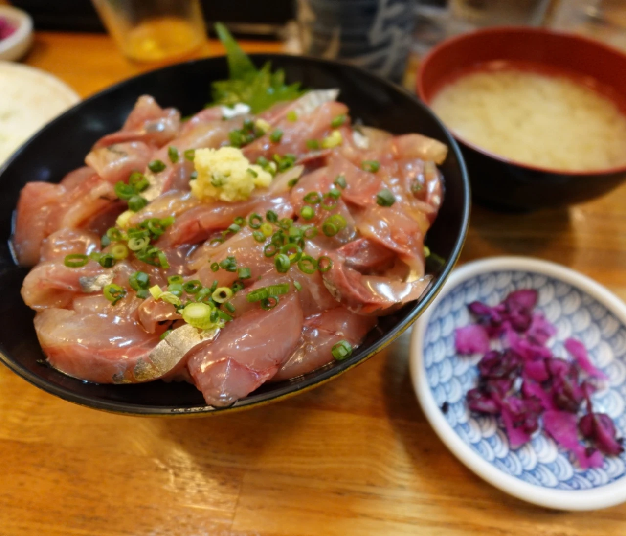 【沼津港グルメ】2時間待ちの人気店「にし与」であじたたき丼＆アジフライ！静岡日帰り旅