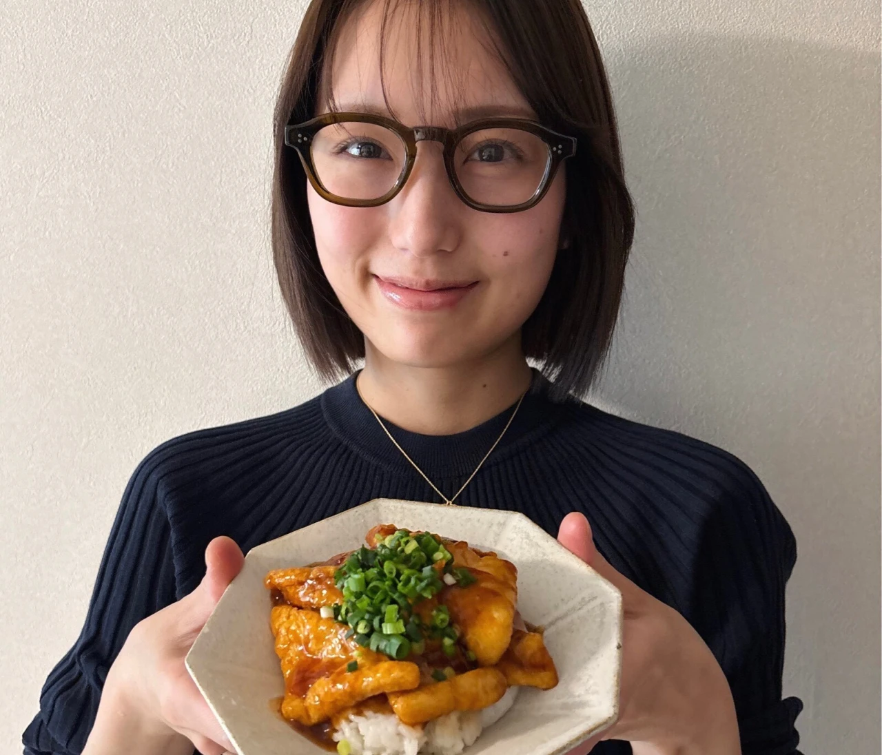 【長谷川あかりのご自愛ごはん vol.63】こんがり、じゅわっで心も満たす「油揚げの甘酢丼」