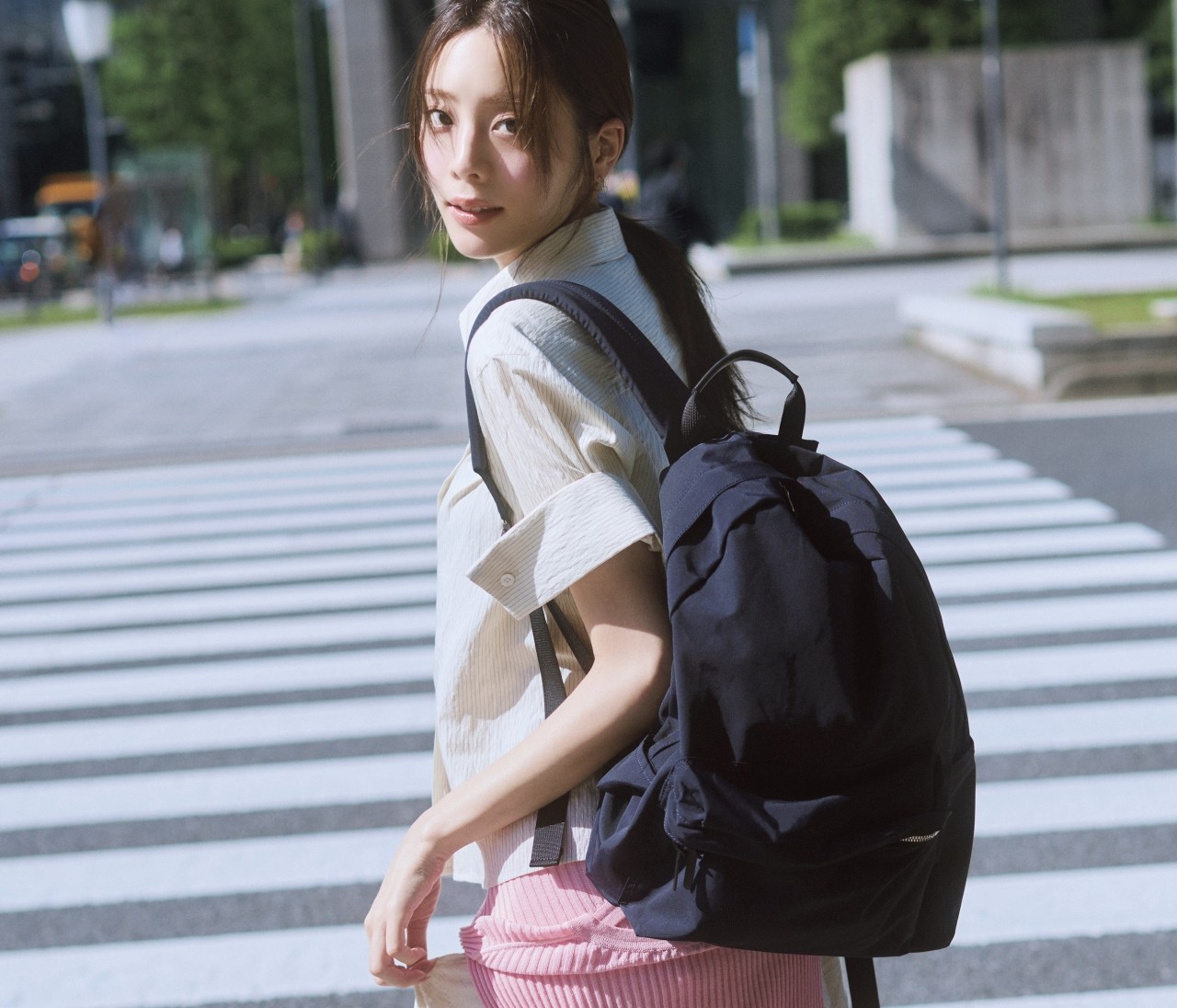 【リュックコーデ】主張控えめのミュートなデザインが通勤服にマッチ【BAILA今日のコーデ】