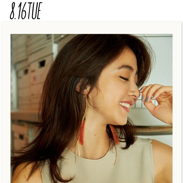 いつものコーデも、大ぶりの秋ピアスでぐっとドラマチックに!