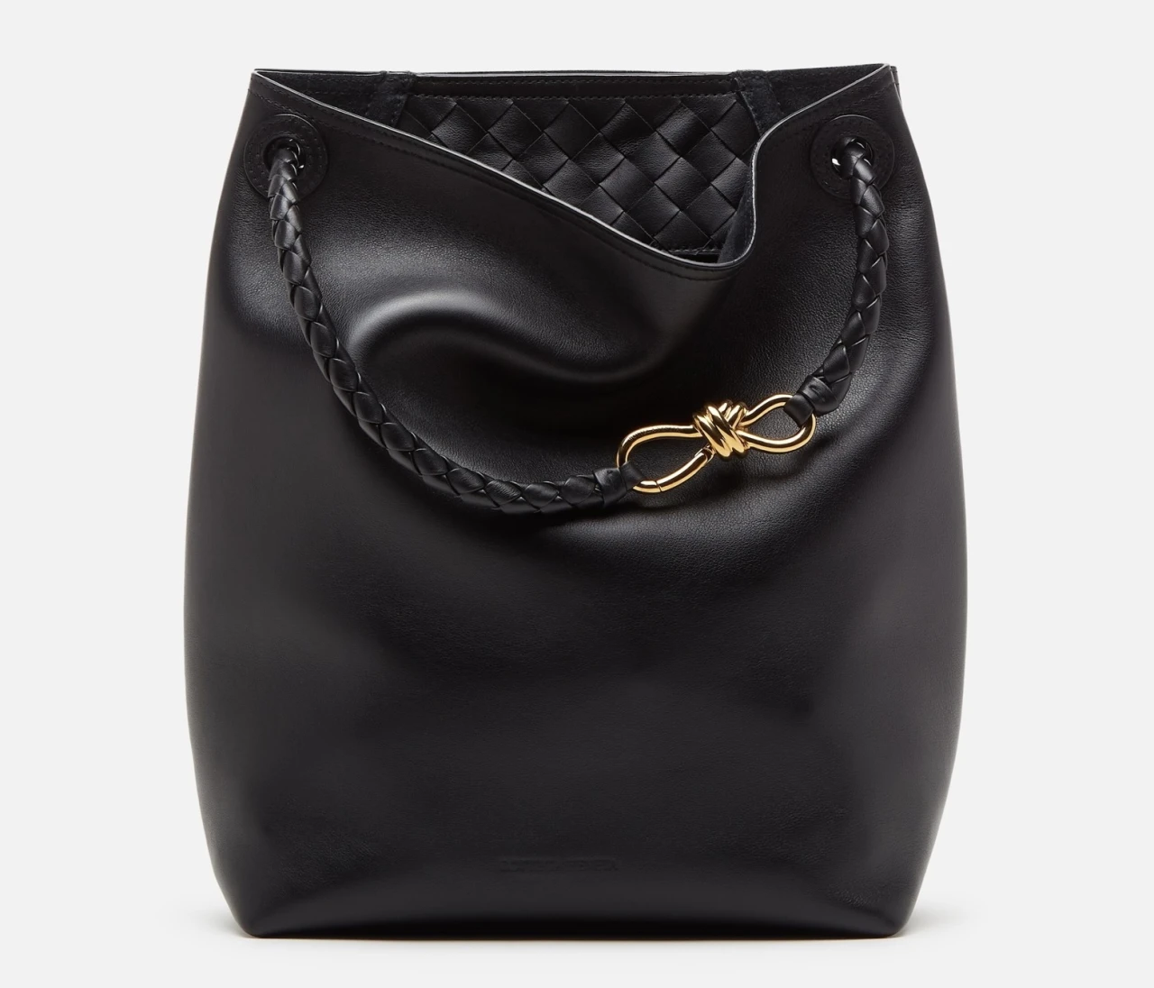 【ボッテガ・ヴェネタ新作バッグ】「アンディアーモ バケット」は、通勤にも休日にも寄り添う上質バッグの新定番