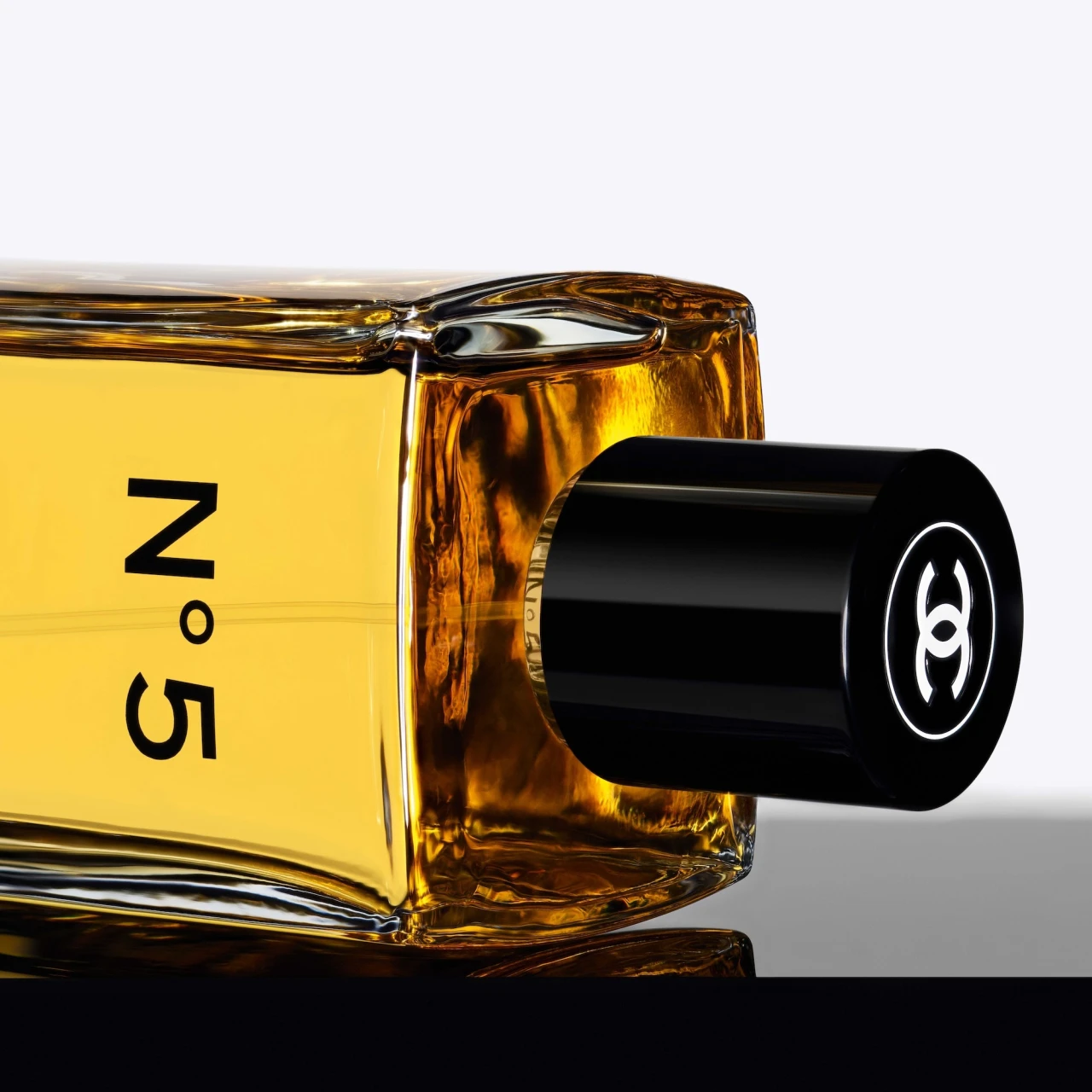 【シャネル N°5】オードゥ トワレットが原点回帰のボトルに。マーゴット・ロビーの新キャンペーンも話題