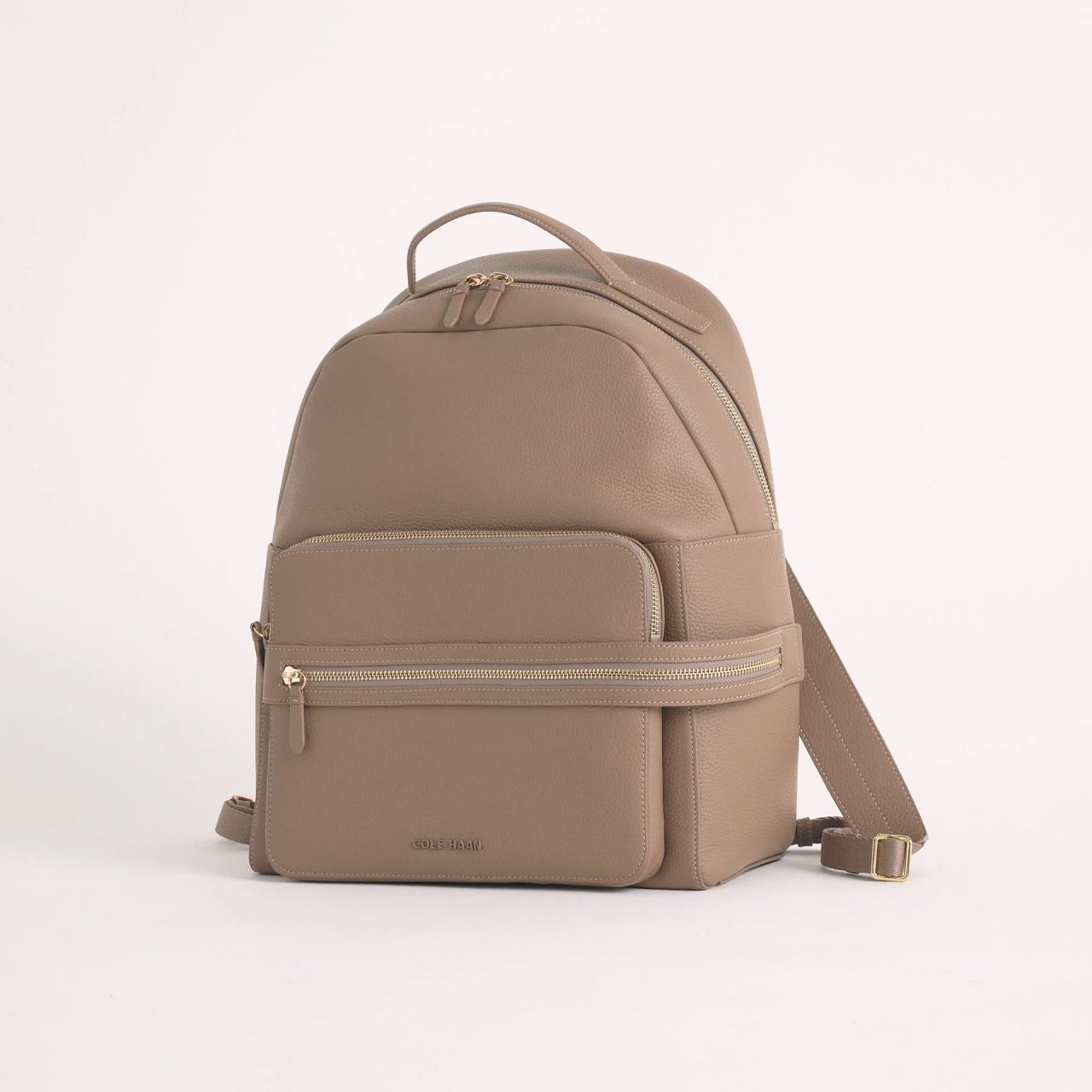 きれいめ派の通勤にしっくりなじむ、「コール ハーン」のレザーリュック 【優秀通勤リュック】