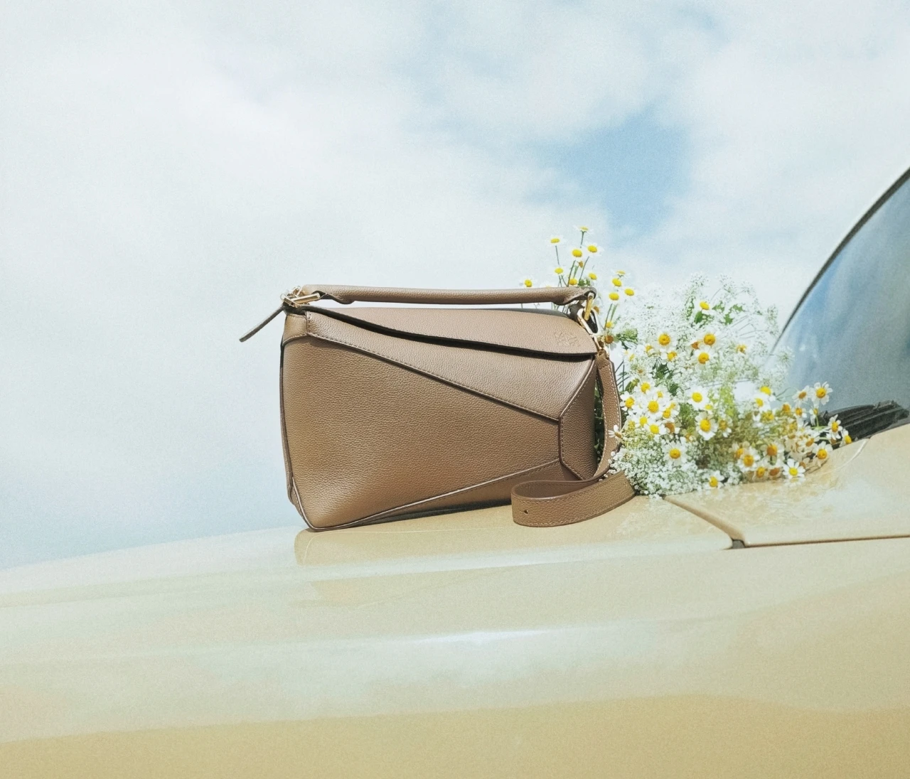 【BAILA創刊25周年の感謝を込めて】ロエベのバッグを1名様にプレゼント！