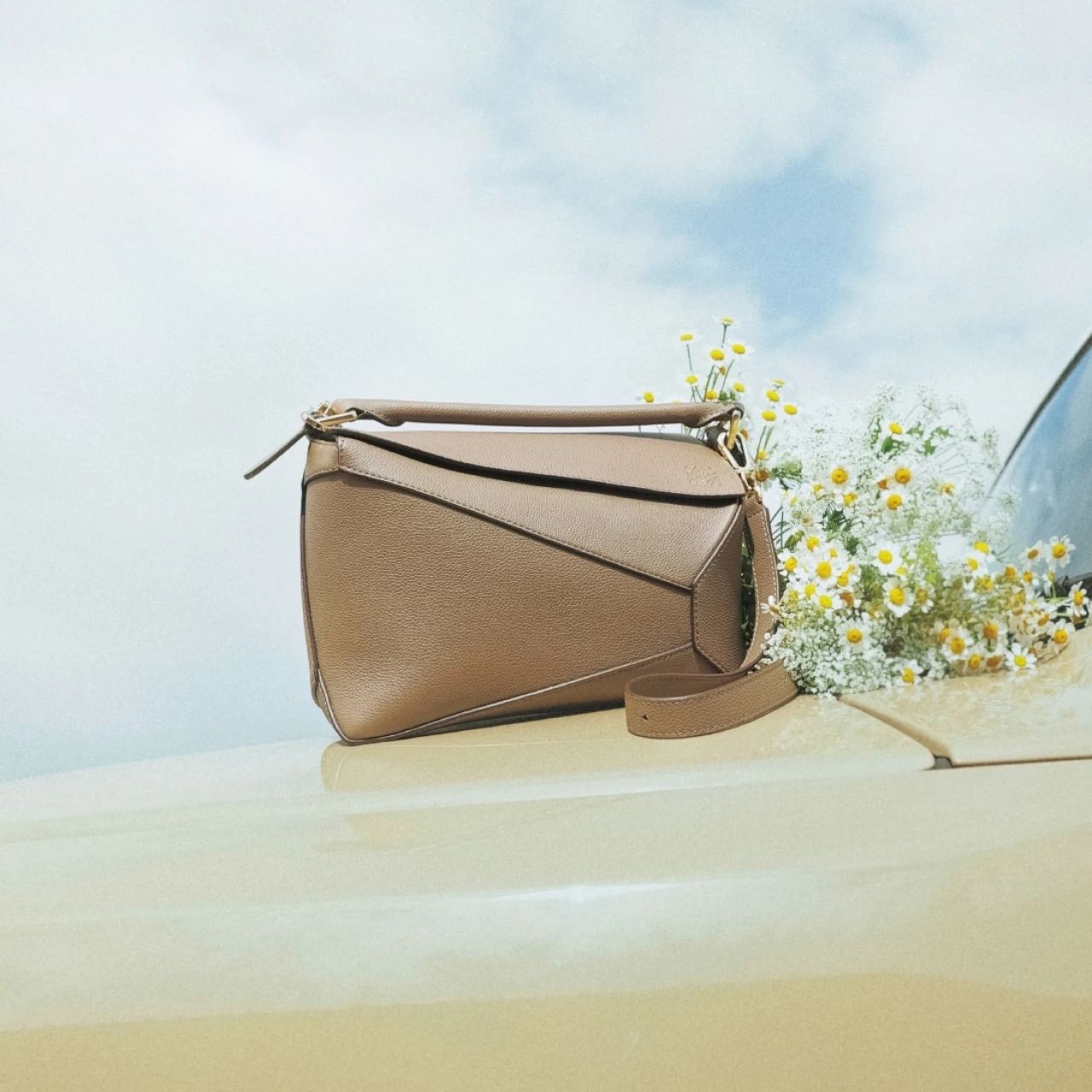 【BAILA創刊25周年の感謝を込めて】ロエベのバッグを1名様にプレゼント！