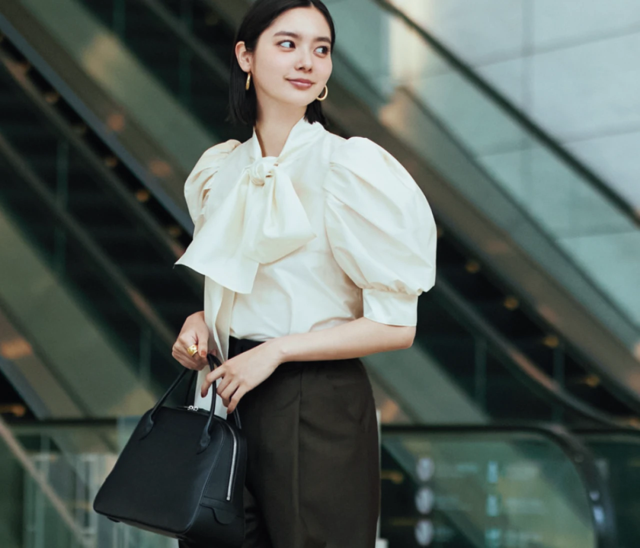 予想最高気温16度／着映え要素を盛り込んだ小粋なボウタイブラウスは通勤にも【BAILA今日のコーデ】