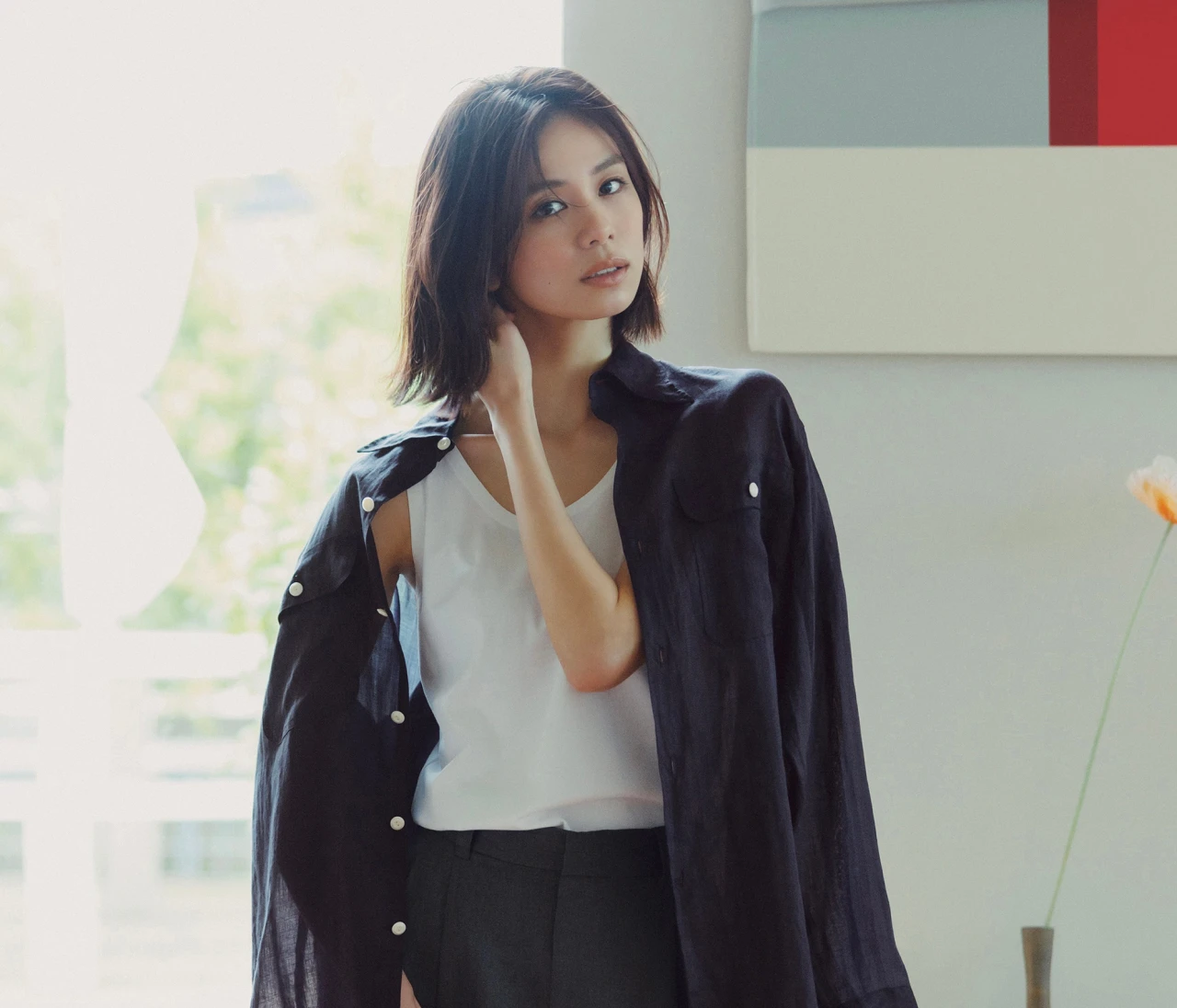 予想最高気温36℃/シアーシャツをタンクに肩かけし、センシュアルなムードに【BAILA今日のコーデ】