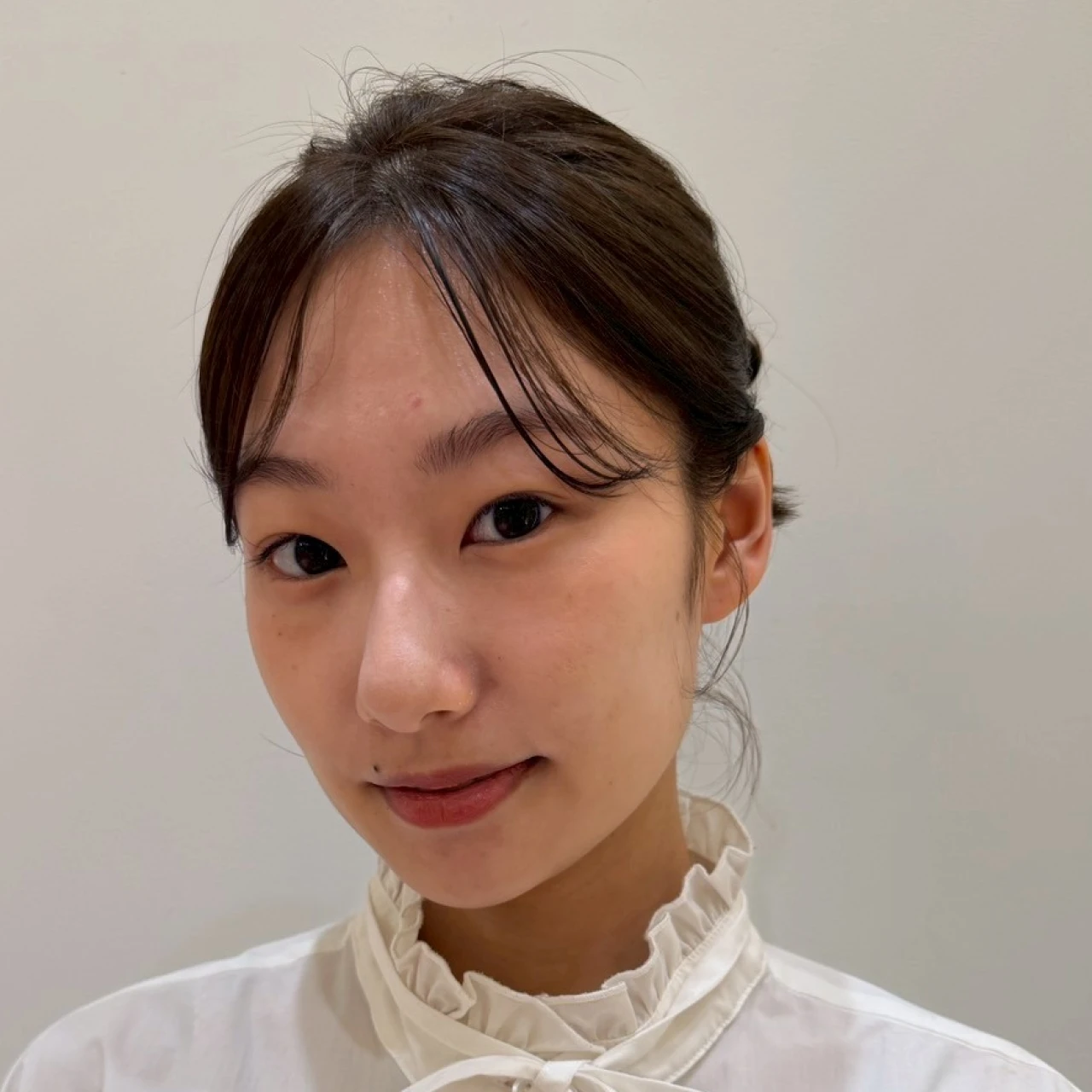 【2026年暑さ対策の涼し気ヘアアレンジ】定番に飽きたら…モードなダブルシニヨン